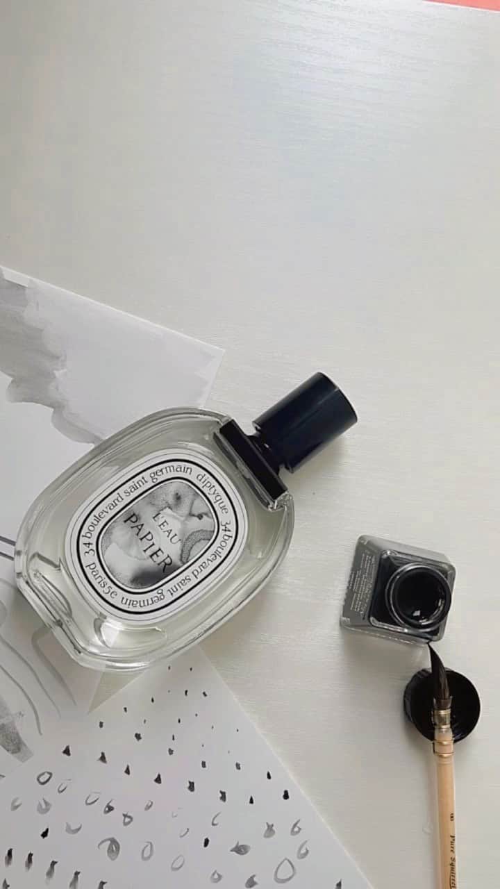 謝琦琦（Kiki）のインスタグラム：「本以為 @diptyque 紙染之水會是A4紙那樣冷冽的 沒想到是溫暖帶一點粉味 剛噴覺得這瓶味道有點濃郁  貼合肌膚的後味反而有點像寶寶香 或是清淡版的肌膚之華 是一種會想讓人想要親近 舒服不膩的味道 淡淡的持久性還不錯唷  @1010apothecary」