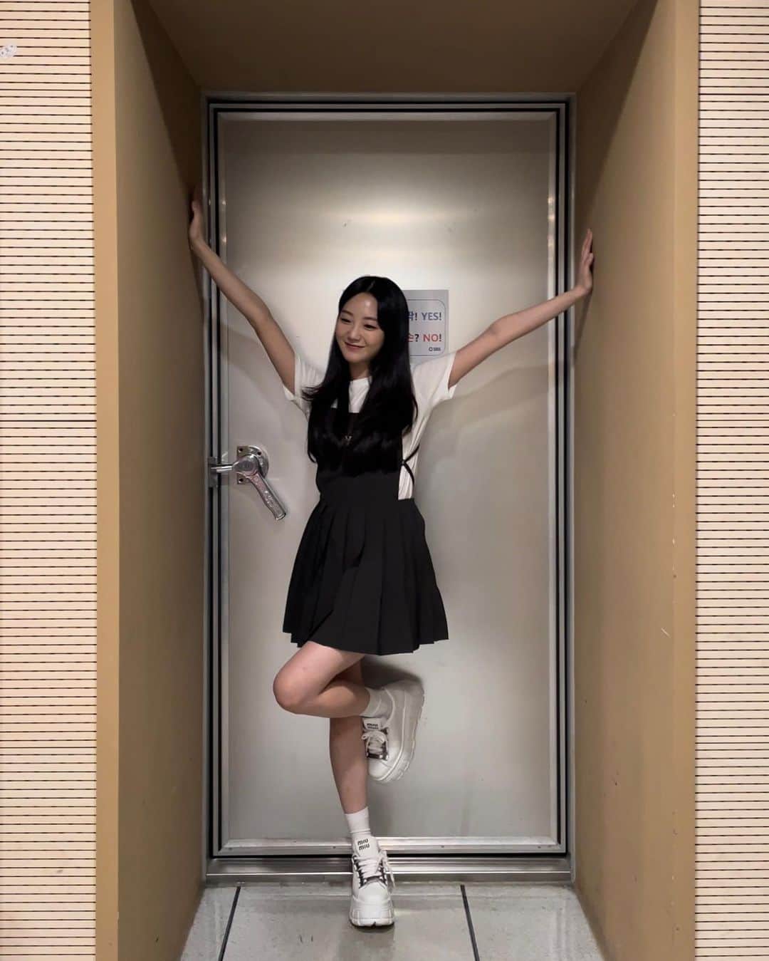 チョ・イヒョンのインスタグラム：「영스트리트 라디오 디제이 첫날 끝💓 내일도 8시에 보는 라디오에서 만나요!」