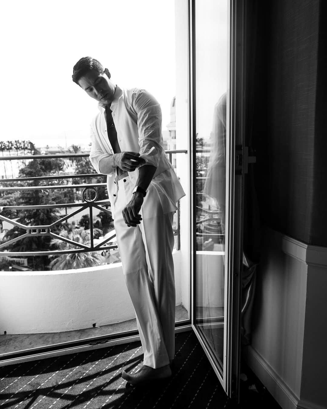 ルイス・タンさんのインスタグラム写真 - (ルイス・タンInstagram)「A moment of gratefulness and serenity before heading down to the red carpet.  Thank you to my team and partners @REMYMARTINUS @REMYMARTIN #TEAMUPFOREXCELLENCE   Wearing @dolcegabbana  Photos @funkvantan」5月22日 23時28分 - lewistanofficial