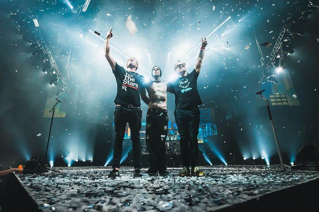 のインスタグラム：「Thank you Boston!  Also I want to take a moment and thank our amazing road crew who make the show happen every night. They just built, executed, and broke down six shows in seven days. It’s an incredible amount of hard work done by dedicated professionals who move mountains to bring you this experience every night. Thank you. Photos by @fog.again」