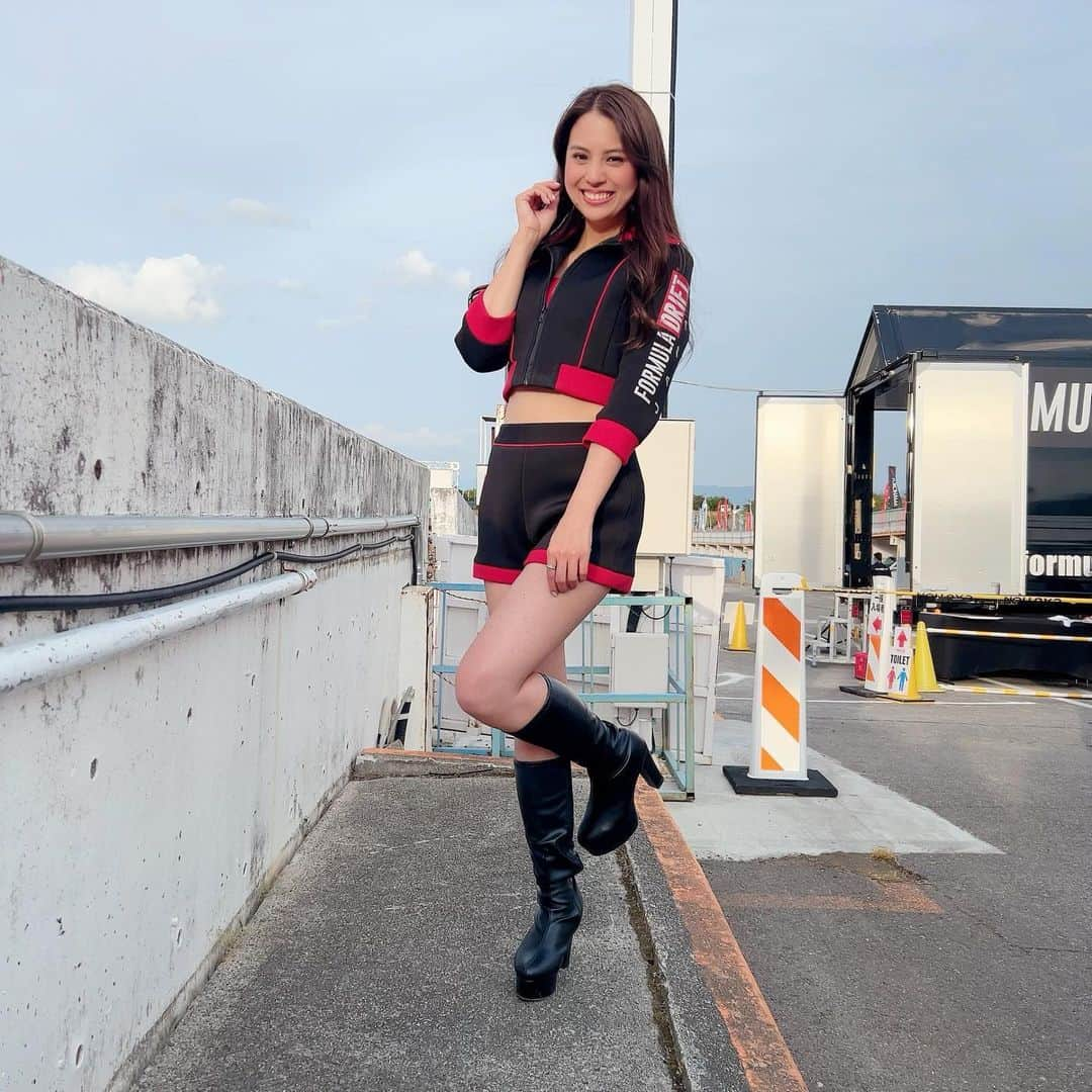 宝生真里奈さんのインスタグラム写真 - (宝生真里奈Instagram)「. Formula Drift Japan 第2戦 エビスサーキット　お疲れ様でした🙇  現役最年少ＷＲＣチャンピオンのKalle選手が来日参戦し、 凄い盛り上がりでした🥰！！！！  コロナ真っ只中から始まった私のMGガールライフで 無観客でピットリポートだけ必要だからって たった1人の女子でサーキットに来てた時期を考えると 沢山の人がいて女の子も沢山いるこの環境に 凄く感慨深いものがありました(т· тᵕ )💭  お子様方も暑い中でもキッズウォーク楽しそうだったし 選手もチームのみんなもやっぱりかっこいいなぁ✨  Andy選手の下の子供産まれた日にレースがあって インタビューさせてもらって見る度に大きくなってて 「大きくなるの早いね🥺✨」 って英語で話しかけたらキラキラ笑顔してくれて悶絶🥹❤️笑  Kalle 選手最初から最後まで凄すぎて、 2つ目の動画聴こえるか聴こえないか位の小声で 「えっっぐ、、、」って自分の声入ってた😇笑  予選日寒くて、決勝暑くて なんか4年目なのに帰って疲れすぎて 食べ物食べながら寝落ちして家族に 詰まるよッ！？って怒られました😂😂  次は富士！6/9、10！！！もうすぐ！！！！ 次もみんな頑張ってください！！！  選手チームスタッフみんなみーんなお疲れ様でした✨  #FDJ #エビスサーキット　#formulad #マリリン　#mgガールズ #レースクイーン」5月22日 23時23分 - _marina0831_