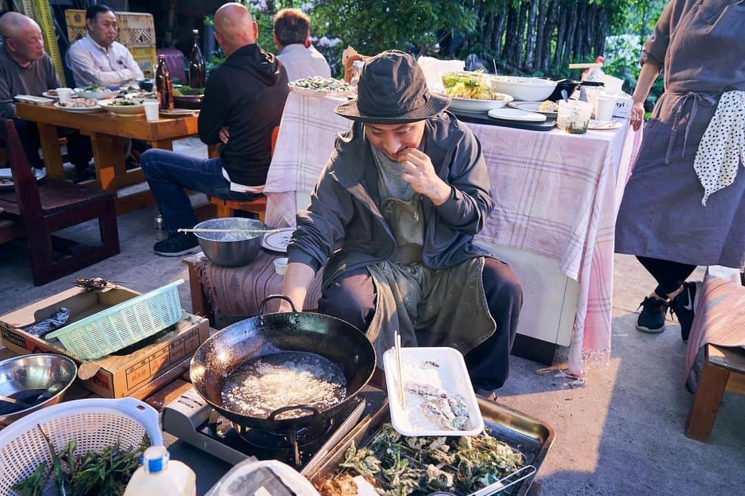 きじまりゅうたのインスタグラム：「山菜採りに行っても天ぷら揚げてる 山の豊かな暮らしは最高だよね  Photo by @sakusaku_chan  #鹿教湯温泉 #長野」