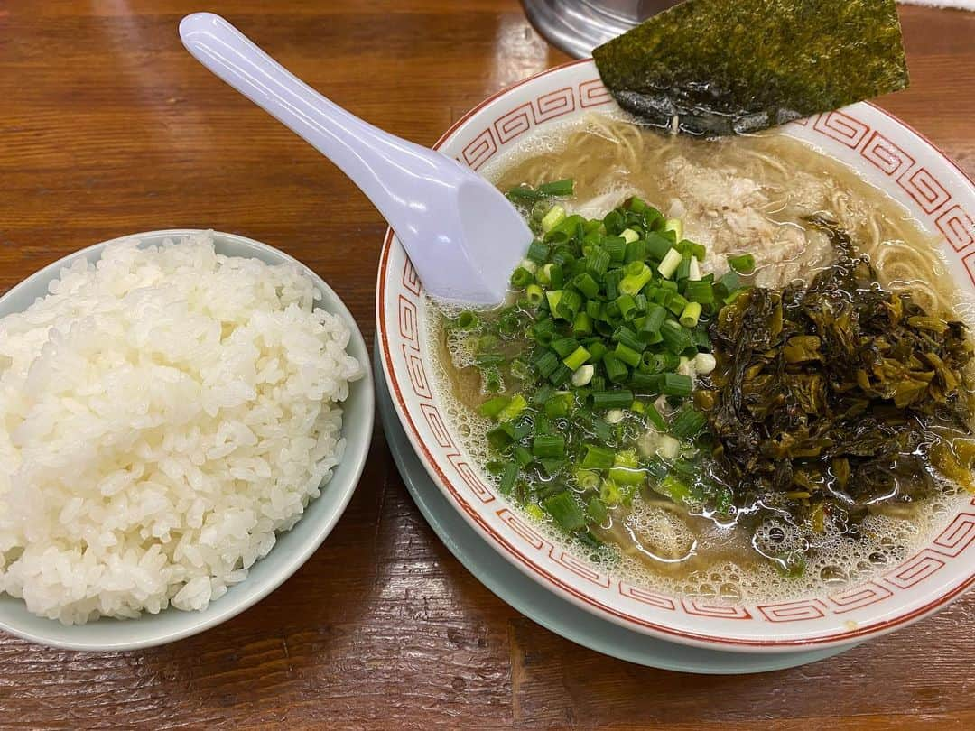 カバのインスタグラム：「本日のでぶ活。  初めての訪問 しぇからしか東灘店  お店の感じと匂いが、本場九州のとんこつを思い出させてくれる！  これこれー！ と思いながら着席し、 ラーメンに辛子高菜トッピング ライス大 を注文！  スープを飲んでびっくり！ とんこつの塩っ気強め？！ 初めての感じでしたが、美味しかった！麺とスープ、ライスとスープがよく合う！辛子高菜も正解！めっちゃ美味しい！  すりごまと紅生姜を投入して最後まで楽しませていただきました😊  本場九州のとんこつを感じれて カバッチグー！👍 でした！  とんこつ好きの方、 是非行ってみてください⭐️  あぁ、痩せたい！  #本日のでぶ活　#でぶ活 #関西グルメ  #大阪グルメ #東灘　#グルメ　#ランチ #ラーメン  #とんこつ #辛子高菜  #ライス大 #すりごまに紅生姜 #腹パン #カバッチグー #吉本新喜劇　#新喜劇 #カバ　#パン屋の旦那 #あぁ、痩せたい」