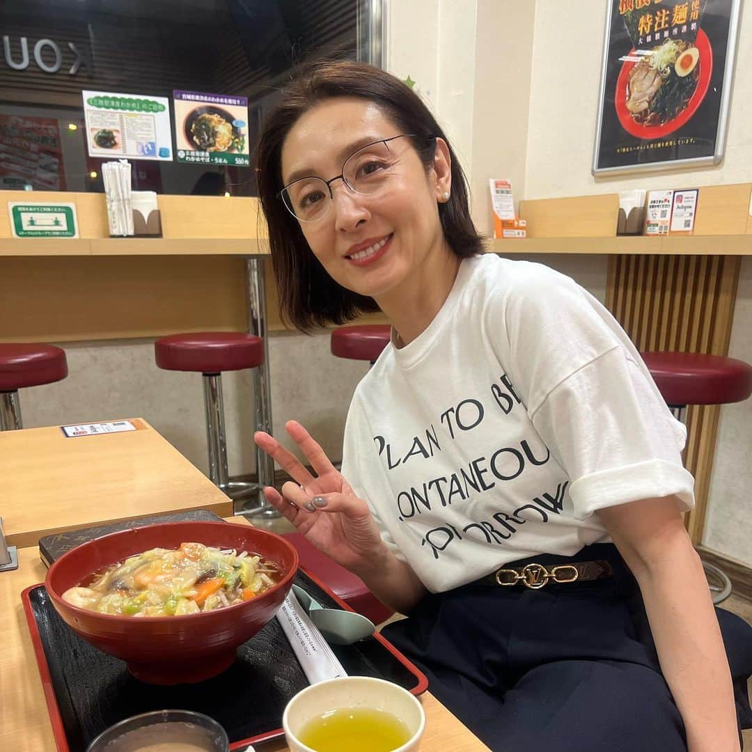 草刈民代さんのインスタグラム写真 - (草刈民代Instagram)「仕事帰り。 某パーキングエリアにて#ラーメン ！  今日はちょっと遠くでロケがありました。  たまに、こういうところでラーメン食べてみたくなる😆😆😆  #草刈民代」5月22日 23時27分 - tamiyo_kusakari_official