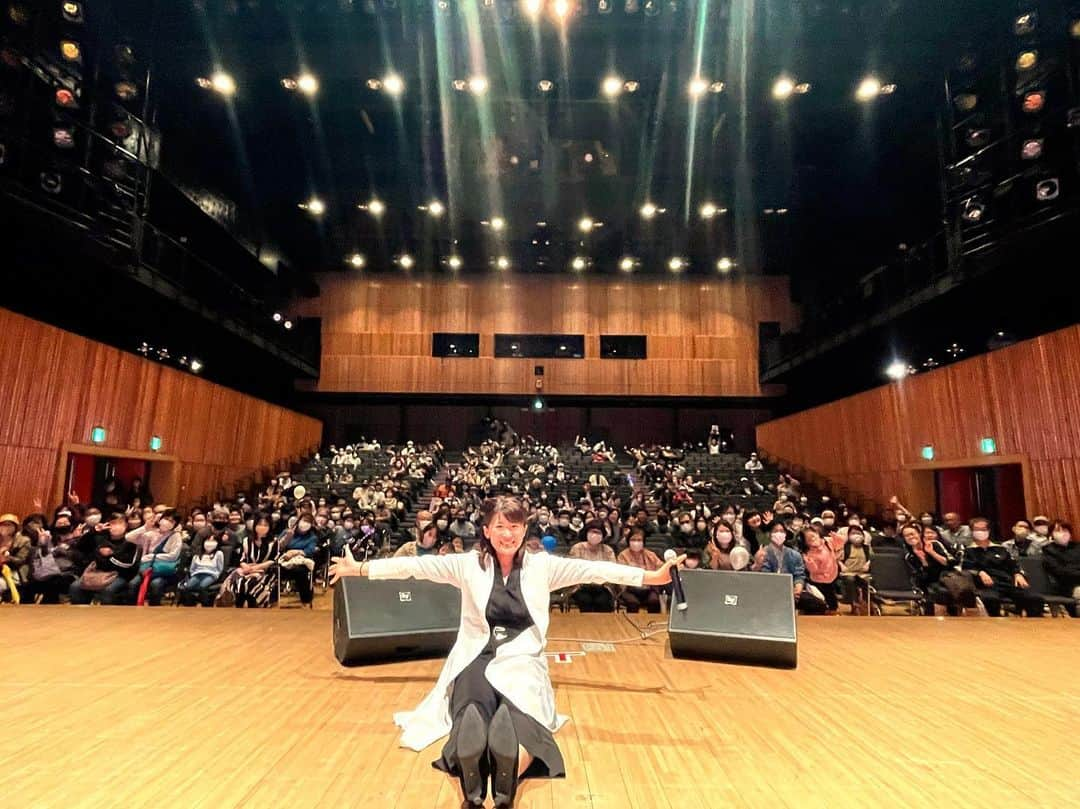 沙羅のインスタグラム：「大雨☔️の北海道。 野外ステージから室内になったけど、 みんな来てくれた😭  子供たち、ありがとう。 みなさん、ありがとう。 スタッフのみなさん、ありがとう。  めちゃくちゃ最高な時間でした🥹🍀  ５歳くらいの男の子が、 「しょくぱんまん似てたー😆」って、 めちゃくちゃ可愛い笑顔で言ってくれた。 嬉しかったなぁ。。🥹❤️  具体的な感想めちゃ助かる！ もっとしょくぱんまん磨こ！笑  そして、コール&レスポンスができたり、 やっとお客さんの席にも行けるようになったのが本当に嬉しかった。 たくさん声をかけてくれてありがとうございました！  #北海道砂川市 #すながわ緑と花の祭典 #あったかすぎる人たち🥰 #沙羅 #ものまね #綾瀬はるか #30分ショーで #ショーシャンクの空に #くらいびしょびしょに汗かいた💦 #もう夏だね🍉」