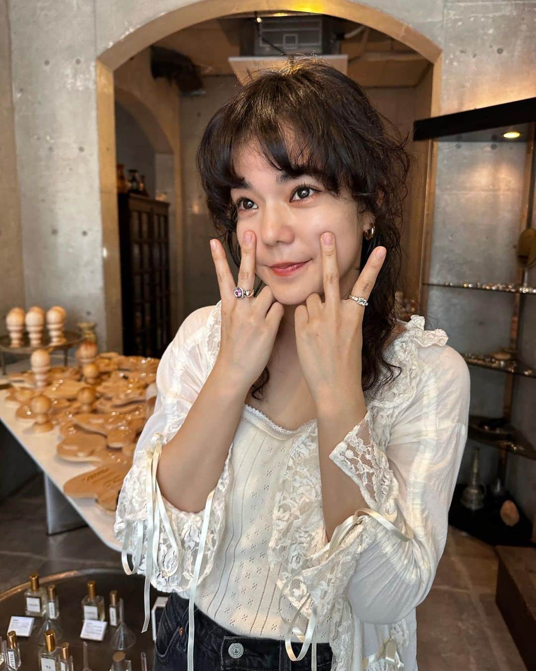のインスタグラム：「はぁ〜ん🥹🫶💕💕💕 メイは小さい頃から 天然石を集めるのが好きで やっぱり大人になっても きゅんきゅんさせてくれて☺️🫰🏼💓  指輪は自分で眺めることができて いつでも最高な気分にさせてくれるのだ💍✨✨  新しくふたつの指輪を お迎えしたよ🥹💘 @gagan.jewelry  @keeley.jewelry   ほんちゃんのセンスや 人柄が好きだし尊敬している🧚🏻‍♀️✨ ありがとう😊💓 @honchan.t   はぁん しあわせだぁ、、🤣💘 家帰っても眺めちゃう笑  #gaganjewelry #keeley #指輪 #ring #天然石 #パワーストーン」