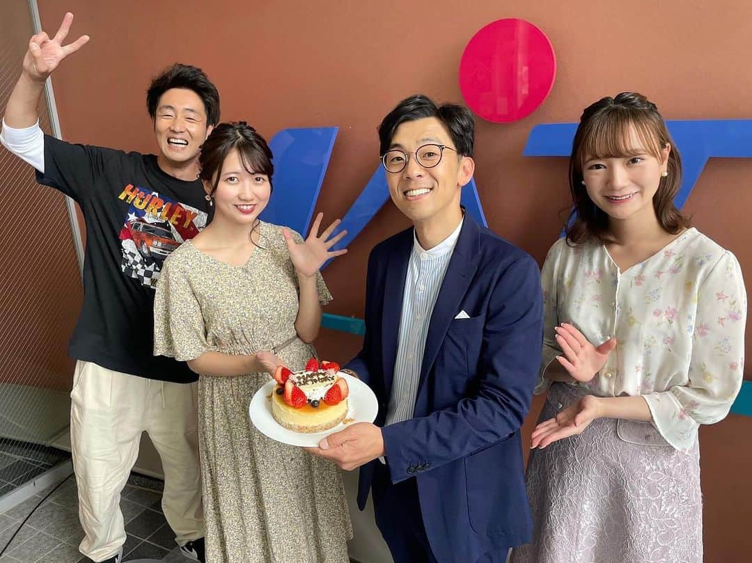 仮屋未来のインスタグラム：「⁡ きょう5/22は天津木村さんのお誕生日🎂🎂 ⁡ 先日もGo!Go!いわてでお祝いしました🌼 ⁡ 岩手に来て木村さんとご一緒できていることに 感謝しています☺️ いつもありがとうございます！ ⁡ 素敵な1年になりますように✨ ⁡ ⁡ #gogoいわて　#岩手朝日テレビ ⁡ ⁡ ⁡」