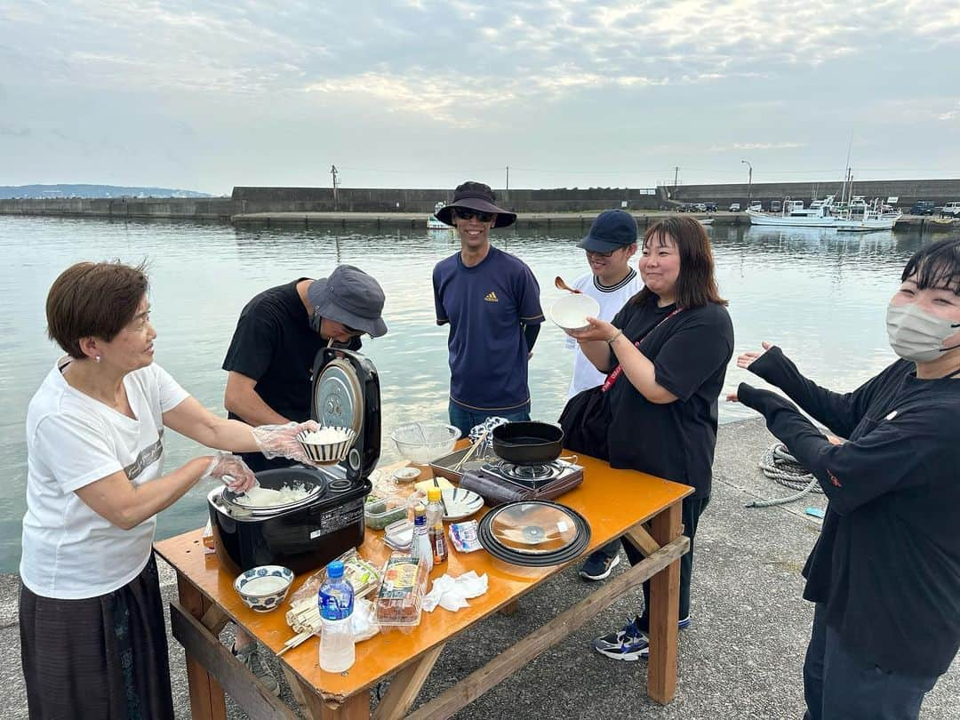 山中真さんのインスタグラム写真 - (山中真Instagram)「・ 漁獲量が少なすぎて ブランド化もしていない 和歌山田辺市、磯間のしらす。  昔ながらの漁法は 効率最悪、でも しらすに優しく品質最高。  ツルツルの舌触りと ふわふわの食感、 旨味と甘味の塊は至極美味。  しらすにごま油、 ぜひお試しあれー♪  #mbs #よんチャンtv  #毎日生中継 #山ちゃん中継 #和歌山県田辺市 #磯間のしらす  #増富商店　#釜揚げしらす」5月22日 23時32分 - makorine1120