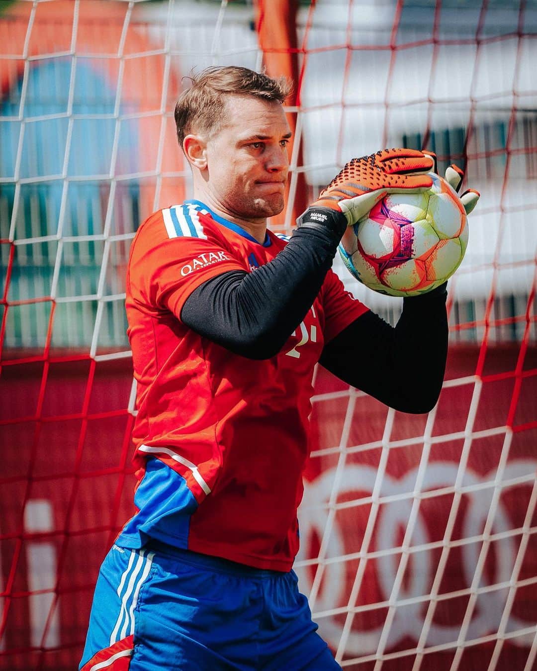 マヌエル・ノイアーさんのインスタグラム写真 - (マヌエル・ノイアーInstagram)「On my way. 🧤」5月22日 23時34分 - manuelneuer