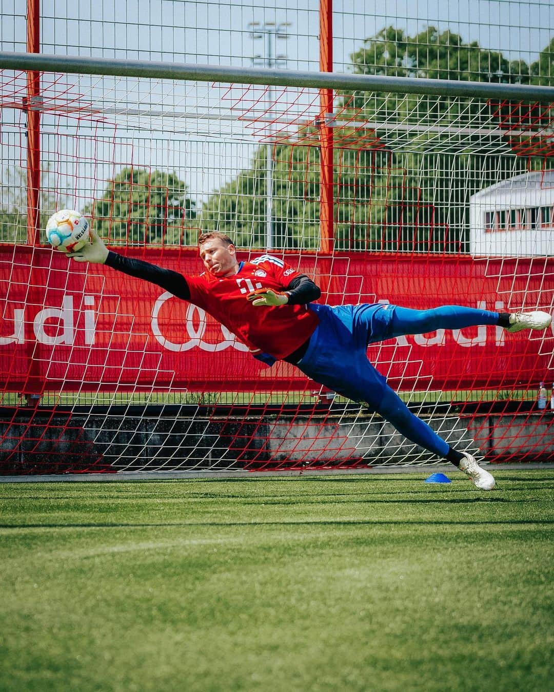 マヌエル・ノイアーさんのインスタグラム写真 - (マヌエル・ノイアーInstagram)「On my way. 🧤」5月22日 23時34分 - manuelneuer