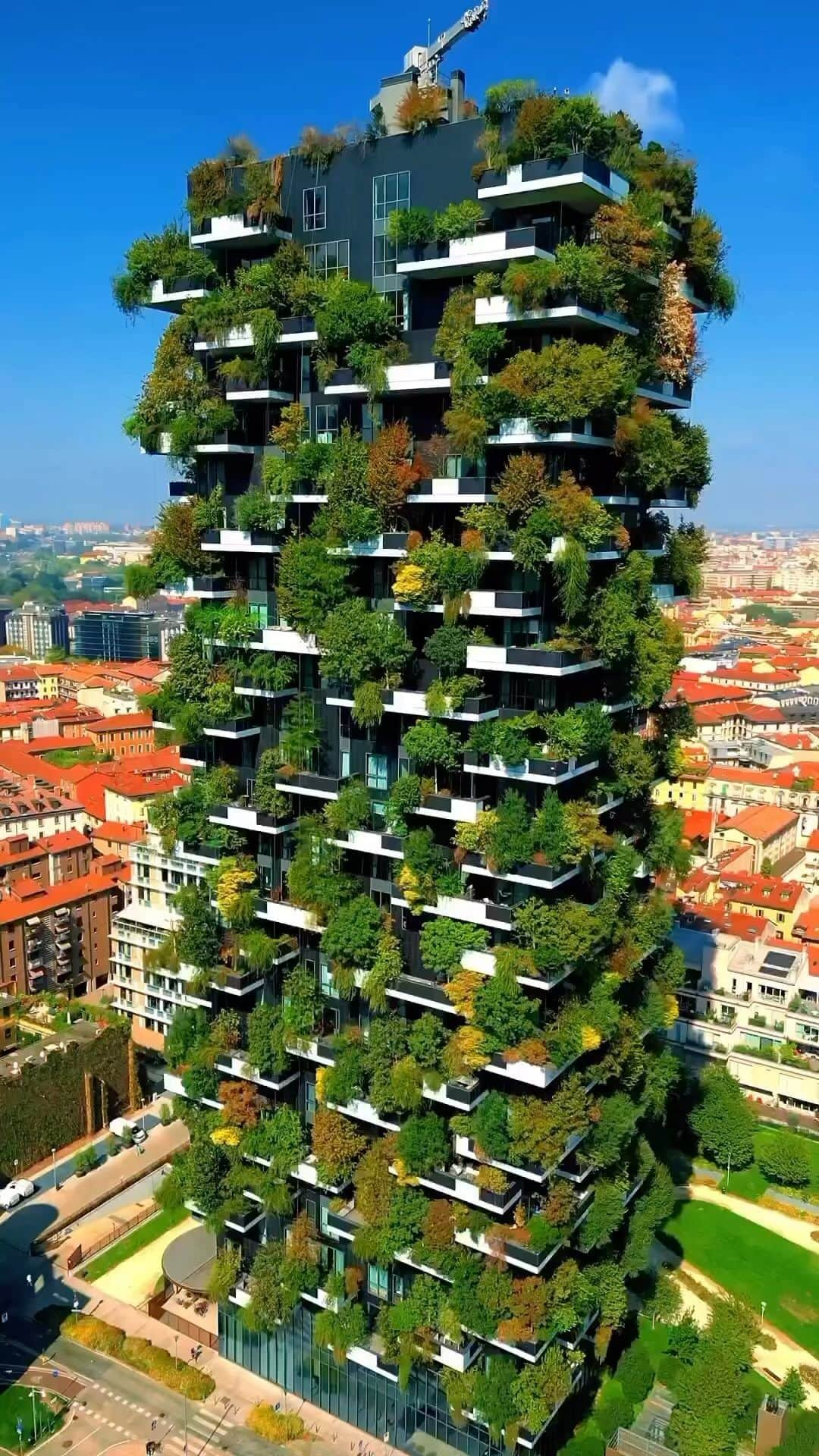 Awesome Wonderful Natureのインスタグラム：「Who wants to live in these houses? ☀️🏡🍃 🎥 by @mauro_ger  Located in the heart of the city in Milan, 300 people live together with 21 thousand trees in Bosco Verticale, or ‘Vertical Forest’ apartments.  #milano #trees #house #milan #italy」