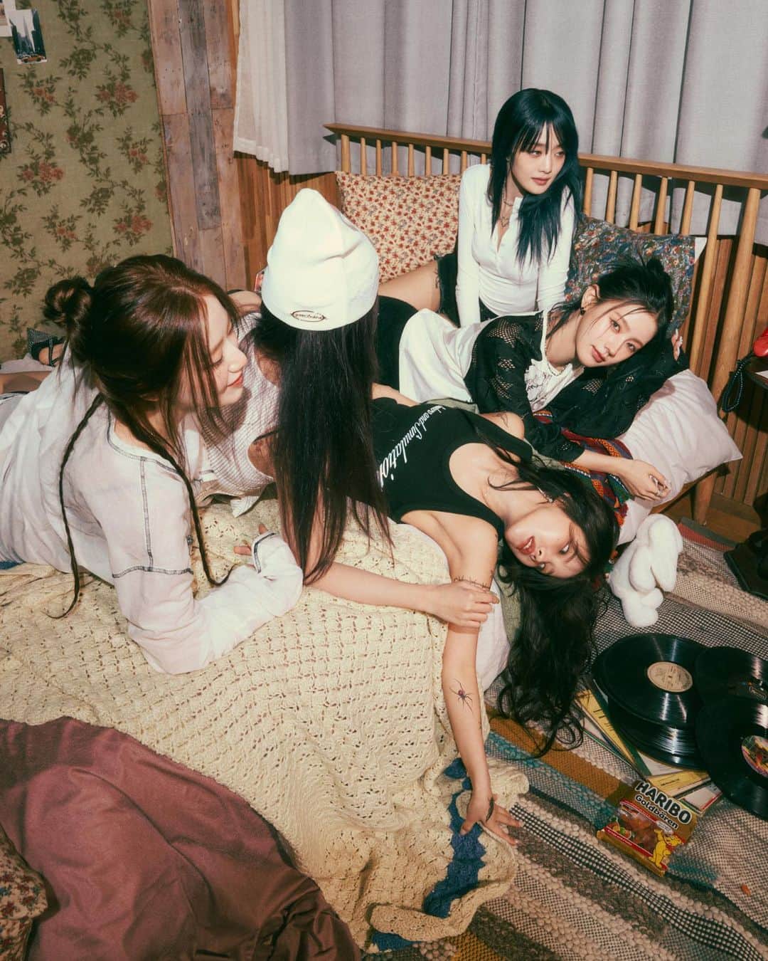 (G)I-DLEさんのインスタグラム写真 - ((G)I-DLEInstagram)「the ~ #QueencardChallenge ~ is waiting!! press play on #GIDLE’s “Queencard” & join the challenge on #YouTubeShorts」5月22日 23時41分 - official_g_i_dle