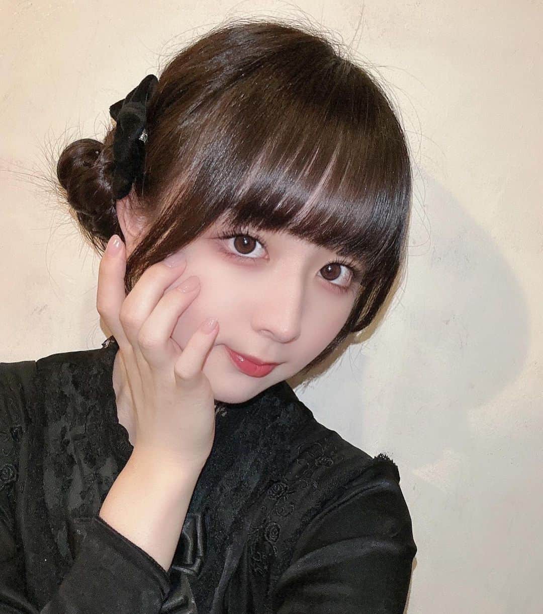 高田もものインスタグラム：「. くまもも . かしこ . #おだんごヘア #おだんごアレンジ #ヘアアレンジ #ヘアメイク #衣装 #メイク #韓国コスメ #マツパ #パリジェンヌラッシュリフト #リボン #bubbles #BLACK #blackoutfit #ネイル #メイク」