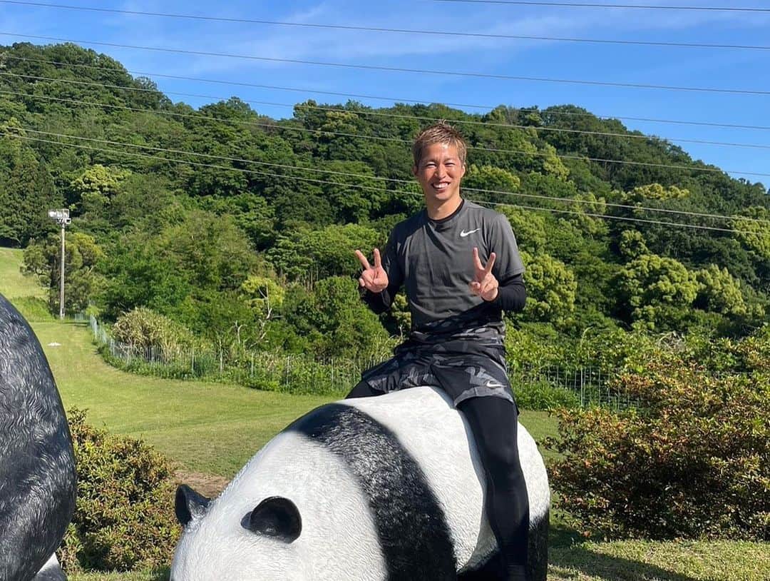 森崎浩司さんのインスタグラム写真 - (森崎浩司Instagram)「神戸フットゴルフクラブ⛳️  人生2度目のフットゴルフをやりました〜⚽️😊  現役プロフットゴルファーの方も参戦し楽しい時間となりました✨  やっぱり現役プロフットゴルファー  @shuta_m.fg さんは上手かった😊⛳️  次回はもっとスコアを伸ばせるように練習しなければ😁  フットゴルフ本当に面白いスポーツです⛳️ぜひする機会がありましたらやってみてください😊 めっちゃ盛り上がります✨ #フットゴルフ #ハマりそう #とにかく楽しい #程よい運動」5月22日 23時55分 - koji.morisaki77