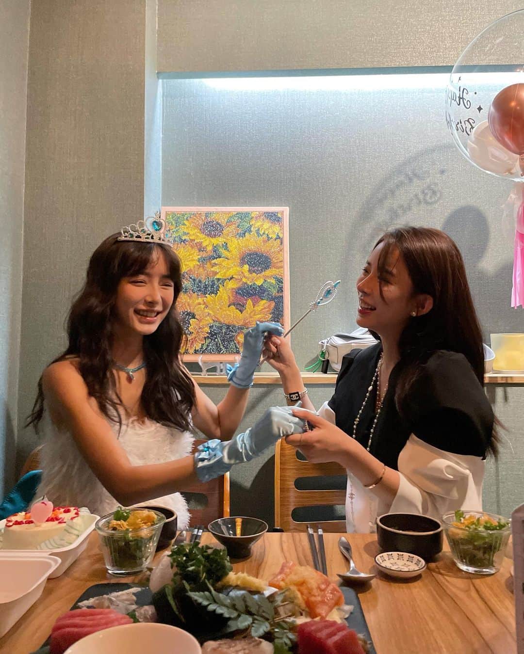 キム・ボラムのインスタグラム：「생일때 짠 하고 나타난 언니 역시 @loveyeom_91 #이벤트걸 사룽」