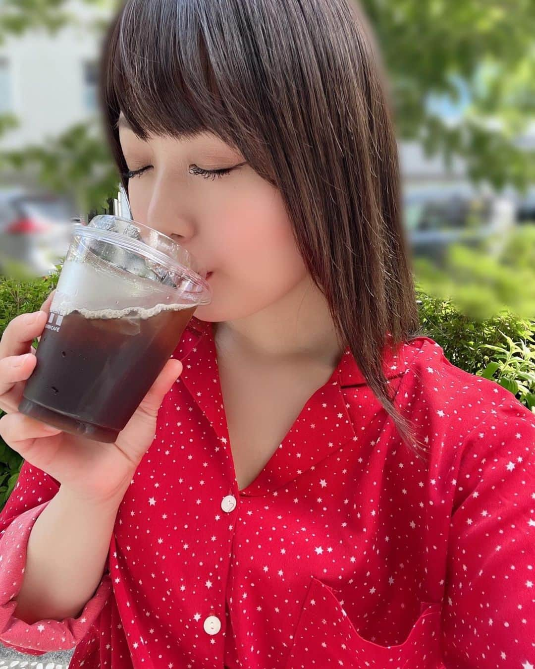 嶋梨夏さんのインスタグラム写真 - (嶋梨夏Instagram)「暑さに負けない夏にしたいです🫠 . . . . . #被写体 #お仕事依頼受付中 #アイスコーヒー #icedcoffee #コーヒー #コーヒー好きな人と繋がりたい #セブンイレブン #えくぼ #アラサー女子 #平成元年生まれ #150cm #ファインダー越しの私の世界 #ポートレート #ポートレート撮影 #女優 #actress #photooftheday #JAPAN #japanesegirl #instagood #followme #ricashima #嶋梨夏」5月22日 23時52分 - shimarica_jp