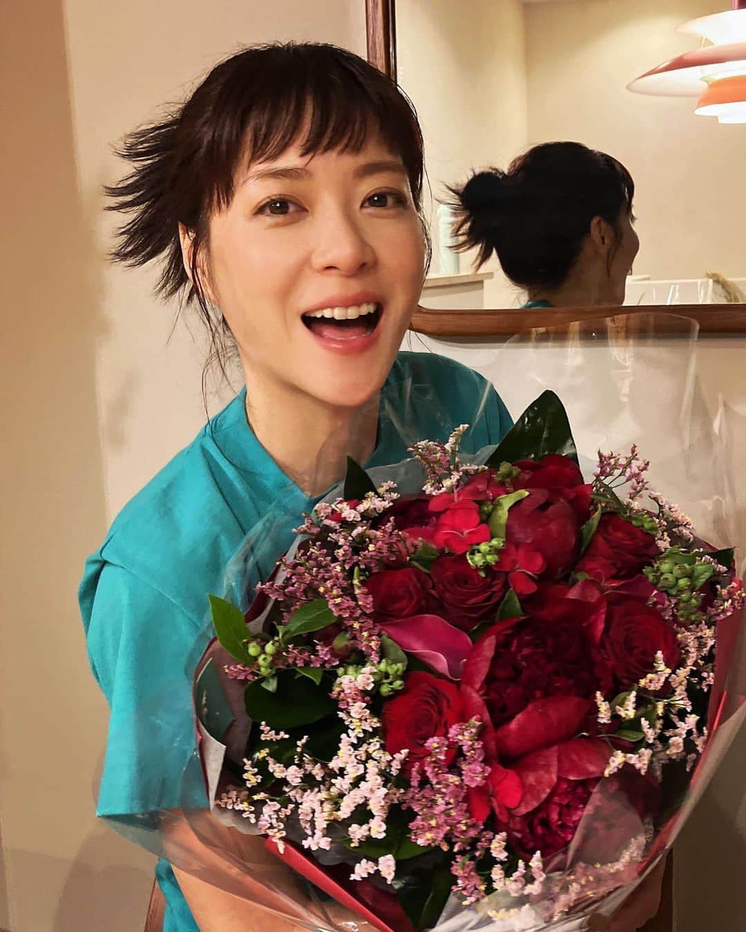 上野樹里さんのインスタグラム写真 - (上野樹里Instagram)「おつかれさまでーす‼️ 今日も楽しい楽しい現場だったなぁ🌺 どんな映像を撮影したかはお楽しみに😄 素敵な花束、ありがたいです💐☺️  ゆっくりお風呂に浸かっておやすみなさい⭐️😪  良い夜を🌟😉」5月22日 23時53分 - _juri_art_
