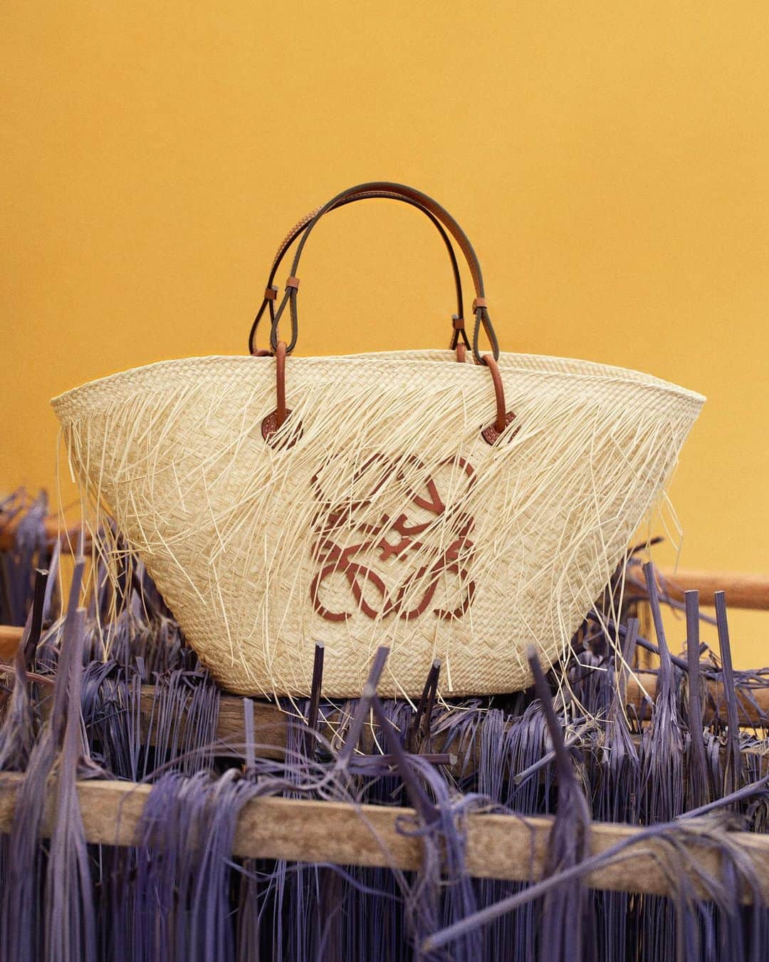 Loeweさんのインスタグラム写真 - (LoeweInstagram)「The craftswomen who make our Iraca baskets in Colombia are part of a thriving artisan community that offers friendship, financial independence and an important support network.  Our new scholarship programme aims to enable their children to attend university, an initiative developed in collaboration with the non-profit organisation Fundación Solidaridad por Colombia, founded in 1975 to promote human solidarity, welfare and youth education.  #LOEWE #LOEWEpaulas」5月22日 23時53分 - loewe