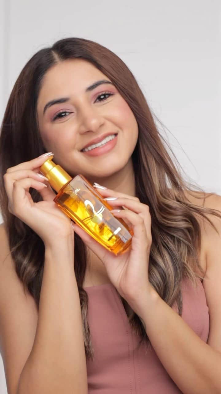 Aashna Shroffのインスタグラム：「Check out the different ways I use my L’Oréal Paris Extraordinary Oil serum to keep my hair soft & Shiny   Infused with the goodness of 6 different floral oils, this serum makes my hair 30% stronger, helps eliminate the frizz and helps protect against UV, humidity and pollution.  @lorealparis @nykaafashion @mynykaa #LOrealParisIndia #ExOilSerumToShine #ExOilSerum」