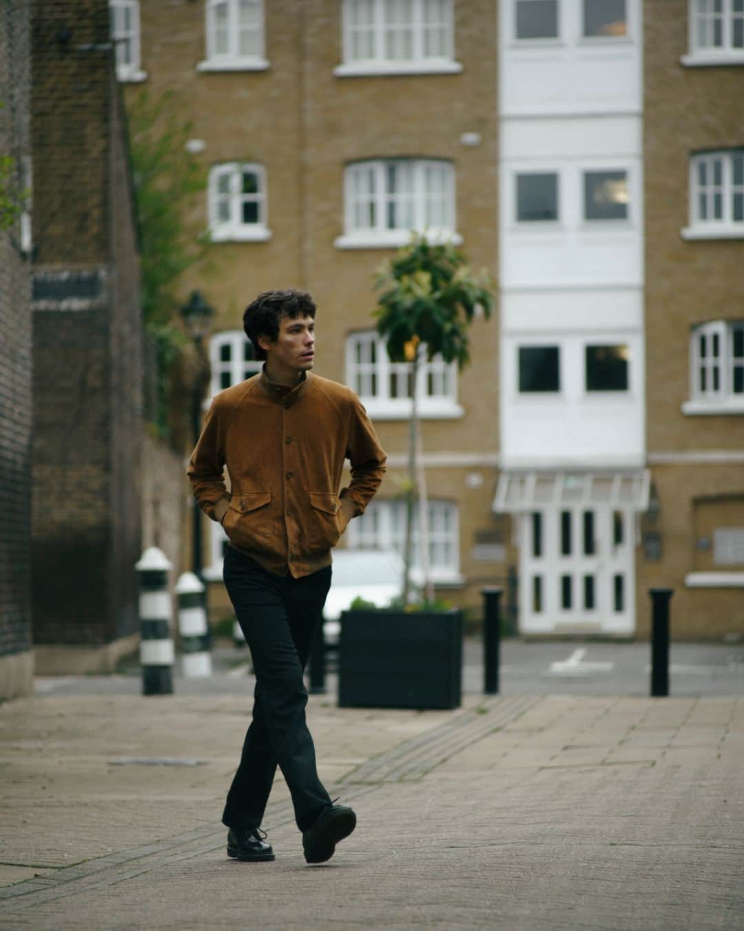 バラクータさんのインスタグラム写真 - (バラクータInstagram)「POV: You uncover the slickest Baracuta suede jacket, and it's like unlocking a whole new level of comfort. The fusion of Baracuta's legendary vibes and the velvety suede material is a pure style flex.  #Baracuta #BaracutaPeople #SuedeJacket #London #StreetsOfLondon #BritishStyle #BritishCulture」5月23日 0時04分 - baracuta