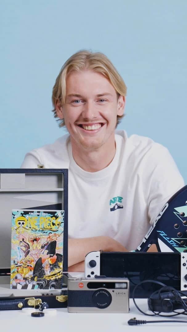 ユリアン・ブラントのインスタグラム：「10 Essentials mit @julianbrandt 💥 Wieso sein Lieblings-Manga „One Piece“ sein treuer Begleiter ist und worauf er nicht verzichten kann, erfahrt ihr auf YouTube.  #GQ10Essentials」
