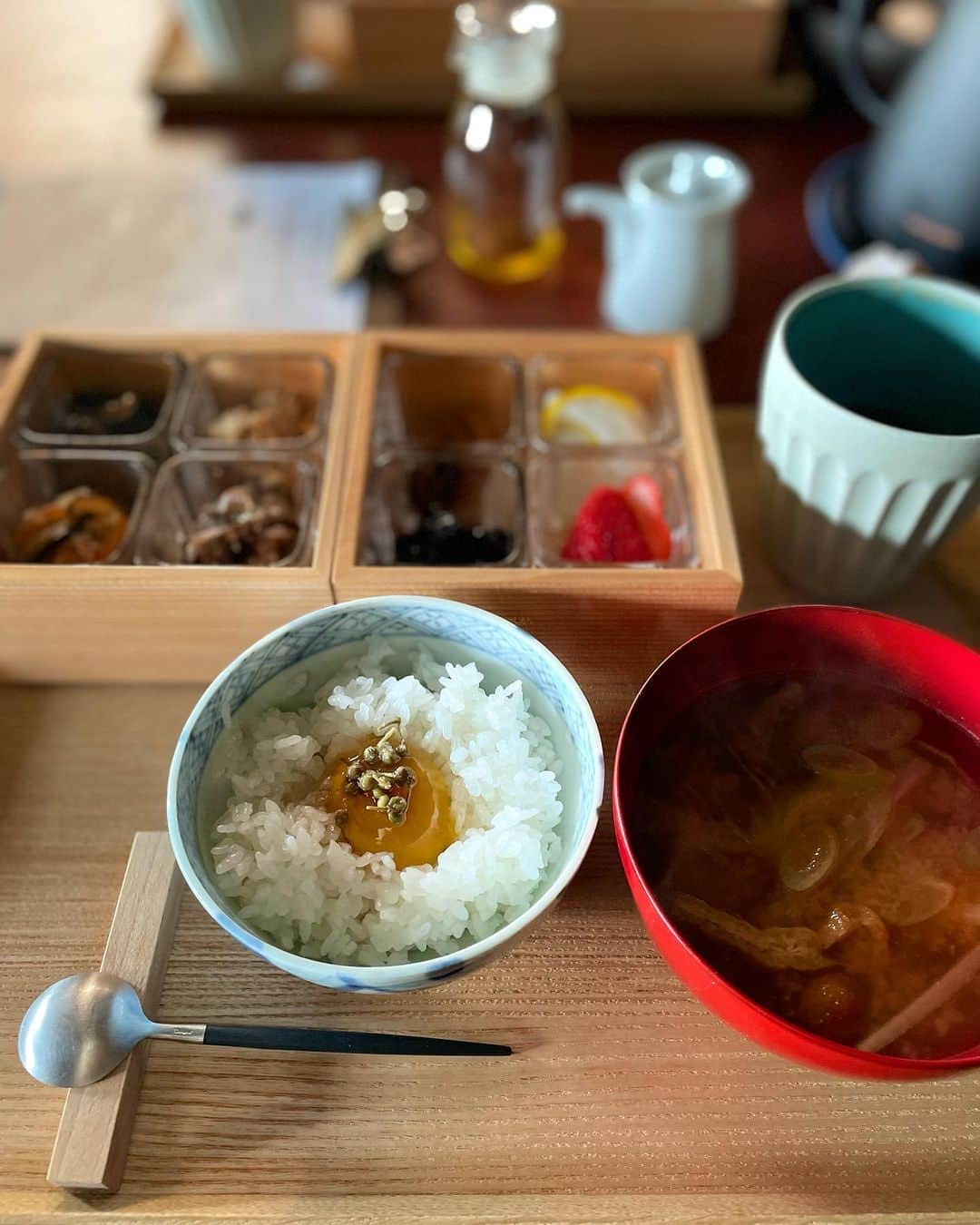 山本浩未さんのインスタグラム写真 - (山本浩未Instagram)「「里山十帖」の旅 " 食事編 "  シェフの #桑木野恵子 さんは元エステシャン。「美しく健やかになるには食事が大事」と料理人になったそうで、毎日山へ山菜摘みに行き、食材は余す事なく使い切り感動的に美味しい料理を作るのだ。  そして一番のごちそうは、    ＂米＂  そもそも米を作る為に移住した会社が運営しているのでこだわりは半端なく、炊き立てのごはんの美味しい事〜✨🍚✨✨  1日目の夕食は本館で桑木野さんの料理をいただき、翌朝は「IZUMI」で炊き立てごはんの朝食🍚😋  お昼は八海山尊神社の「八海生そば 宮野屋」で  せり蕎麦 山菜の天ぷら 蕎麦がき 甘味  これまた絶品っ😋  2日目「SEN」で地元のお母さんにケータリングしてもらって常夜鍋、朝も炊き立てごはんでTKG 😋  さすが新潟🌾🌾🌾 美味しゅうございました  #里山十帖 #里山十帖thehouseizumi #里山十帖thehousesen #八海生そば宮野屋 #食事編 #自遊人 #新潟県」5月22日 23時59分 - hiromicoy