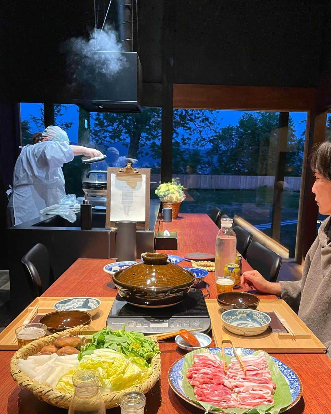 山本浩未さんのインスタグラム写真 - (山本浩未Instagram)「「里山十帖」の旅 " 食事編 "  シェフの #桑木野恵子 さんは元エステシャン。「美しく健やかになるには食事が大事」と料理人になったそうで、毎日山へ山菜摘みに行き、食材は余す事なく使い切り感動的に美味しい料理を作るのだ。  そして一番のごちそうは、    ＂米＂  そもそも米を作る為に移住した会社が運営しているのでこだわりは半端なく、炊き立てのごはんの美味しい事〜✨🍚✨✨  1日目の夕食は本館で桑木野さんの料理をいただき、翌朝は「IZUMI」で炊き立てごはんの朝食🍚😋  お昼は八海山尊神社の「八海生そば 宮野屋」で  せり蕎麦 山菜の天ぷら 蕎麦がき 甘味  これまた絶品っ😋  2日目「SEN」で地元のお母さんにケータリングしてもらって常夜鍋、朝も炊き立てごはんでTKG 😋  さすが新潟🌾🌾🌾 美味しゅうございました  #里山十帖 #里山十帖thehouseizumi #里山十帖thehousesen #八海生そば宮野屋 #食事編 #自遊人 #新潟県」5月22日 23時59分 - hiromicoy