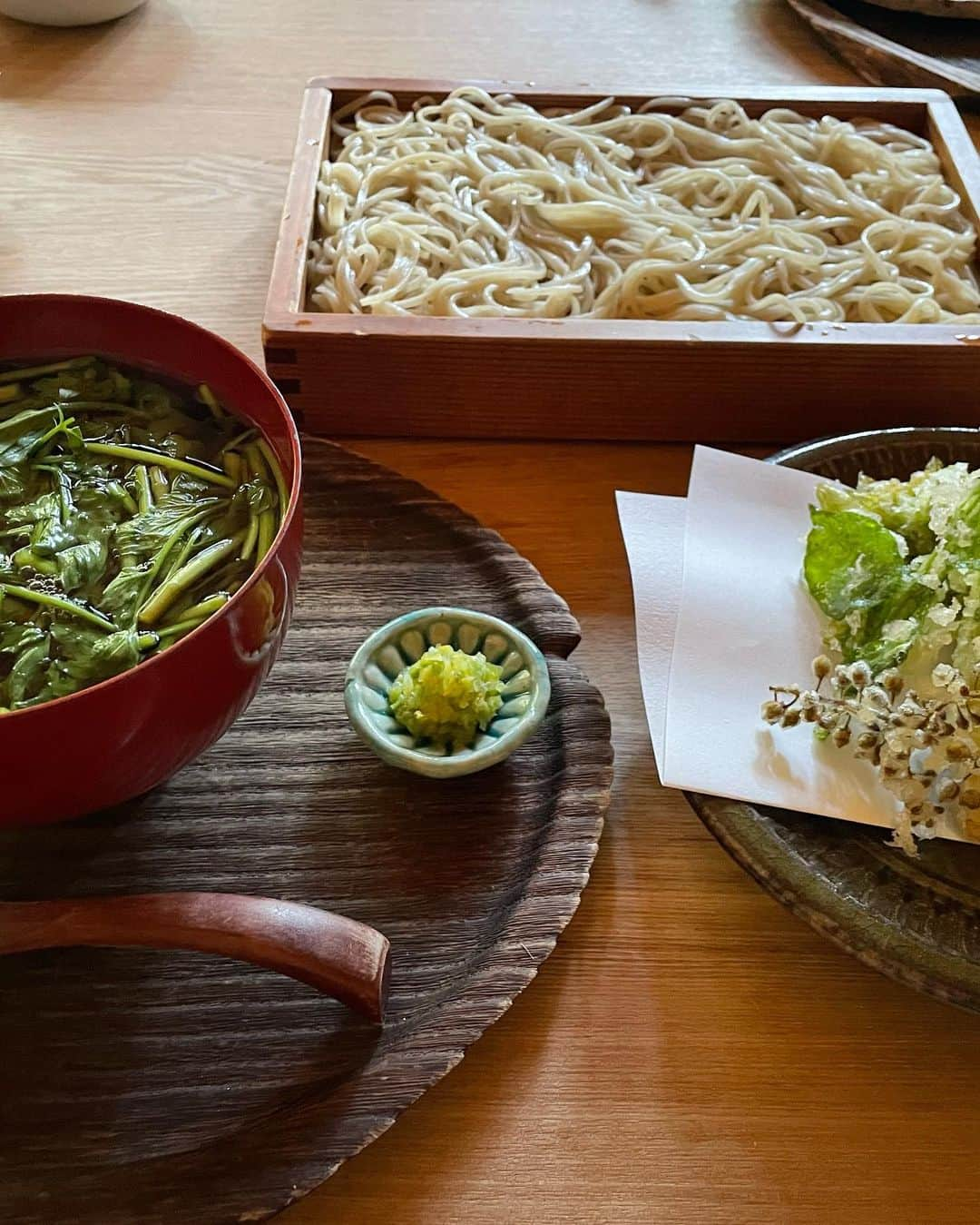 山本浩未さんのインスタグラム写真 - (山本浩未Instagram)「「里山十帖」の旅 " 食事編 "  シェフの #桑木野恵子 さんは元エステシャン。「美しく健やかになるには食事が大事」と料理人になったそうで、毎日山へ山菜摘みに行き、食材は余す事なく使い切り感動的に美味しい料理を作るのだ。  そして一番のごちそうは、    ＂米＂  そもそも米を作る為に移住した会社が運営しているのでこだわりは半端なく、炊き立てのごはんの美味しい事〜✨🍚✨✨  1日目の夕食は本館で桑木野さんの料理をいただき、翌朝は「IZUMI」で炊き立てごはんの朝食🍚😋  お昼は八海山尊神社の「八海生そば 宮野屋」で  せり蕎麦 山菜の天ぷら 蕎麦がき 甘味  これまた絶品っ😋  2日目「SEN」で地元のお母さんにケータリングしてもらって常夜鍋、朝も炊き立てごはんでTKG 😋  さすが新潟🌾🌾🌾 美味しゅうございました  #里山十帖 #里山十帖thehouseizumi #里山十帖thehousesen #八海生そば宮野屋 #食事編 #自遊人 #新潟県」5月22日 23時59分 - hiromicoy