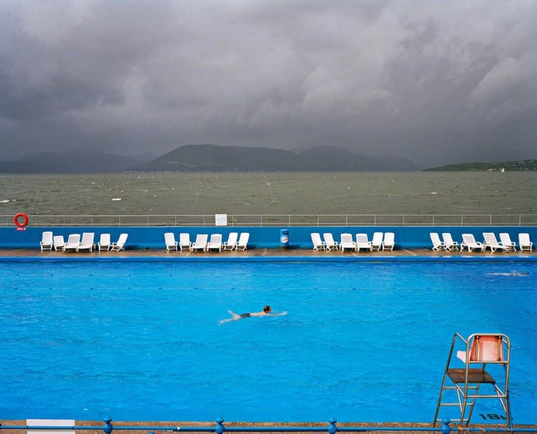 Magnum Photosさんのインスタグラム写真 - (Magnum PhotosInstagram)「A classic @martinparrstudio image on the front cover of @BlurOfficial's upcoming album 🤩⁠ ⁠ Parr's 2004 photograph of the Gourock Outdoor Pool in Inverclyde, Scotland, will grace the cover of Britpop group Blur's first album in eight years, The Ballad of Darren – scheduled for release in July. ⁠ ⁠ Fancy having it on your wall? The image is available as an 18 x 20" collection poster at the link in bio. ⁠ ⁠ © @martinparrstudio / #MagnumPhotos⁠ ⁠ #MartinParr #Blur #albumcover #documentaryphotography #hiddenscotland」5月23日 0時01分 - magnumphotos