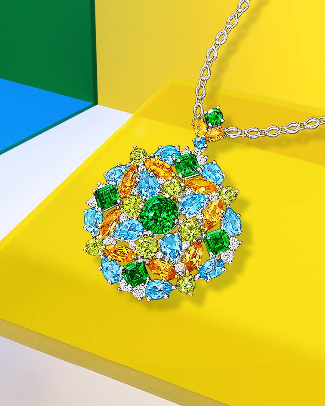 ハリー・ウィンストンのインスタグラム：「Lively precious gemstones soak in the sun’s magnetic rays. Tap the link in bio to bask in the endless beauty of this Winston Kaleidoscope Tsavorite Pendant. #HarryWinston #WinstonKaleidoscope」