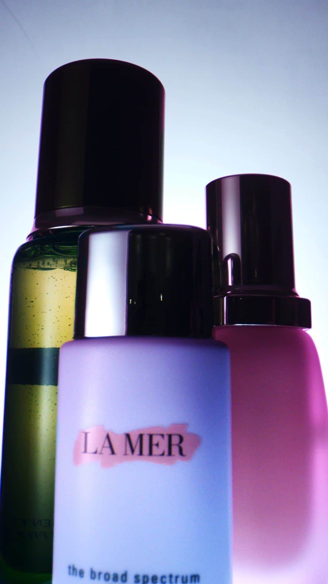 ドゥラメールのインスタグラム：「Melt away? Not today. Our sweat and humidity-resistant foundation with SPF holds the key. Perfect your beauty look for the many sun-soaked days on the horizon.  Step 1: The Treatment Lotion. Fast-absorbing and silky to the touch, this hydrator helps promote firmer-feeling skin over time. Step 2: The Broad Spectrum SPF 50 UV Protecting Fluid. Apply a dime-sized amount and massage into face and neck for SPF protection.  Step 3: The Soft Fluid Long Wear Foundation Broad Spectrum SPF 20. Gently smooth this lightweight foundation to create your preferred coverage.  Tap the link in our bio to shop. #LaMer #LaMerSkincare #LaMerTreatmentLotion #LaMerSPF #LaMerFoundation」
