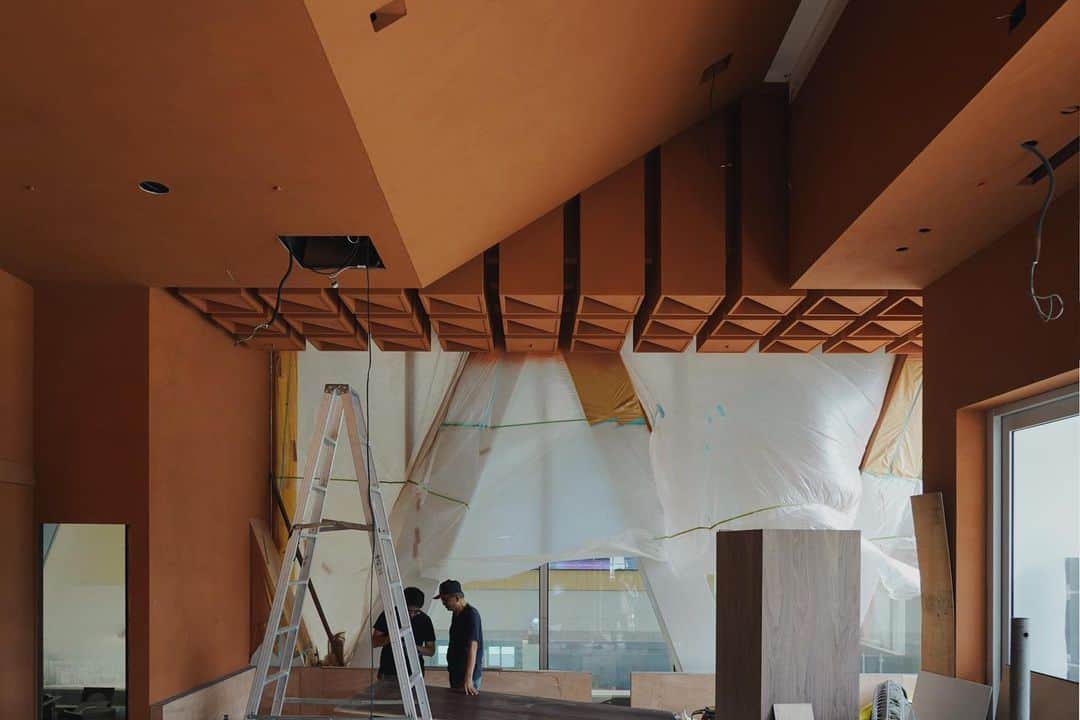 言身寸 in Tainan, Taiwanのインスタグラム：「THE UPPER HOUSE - Design #本事空間製作所 @skillabilitydept  #樂居空間選材 @large.cc  - 2023.5.22 #taiwan #taipei #design #interiordesign #台灣 #台湾 #台北 #設計 #建築写真 #店舗設計 #設計事務所 #商店建築」