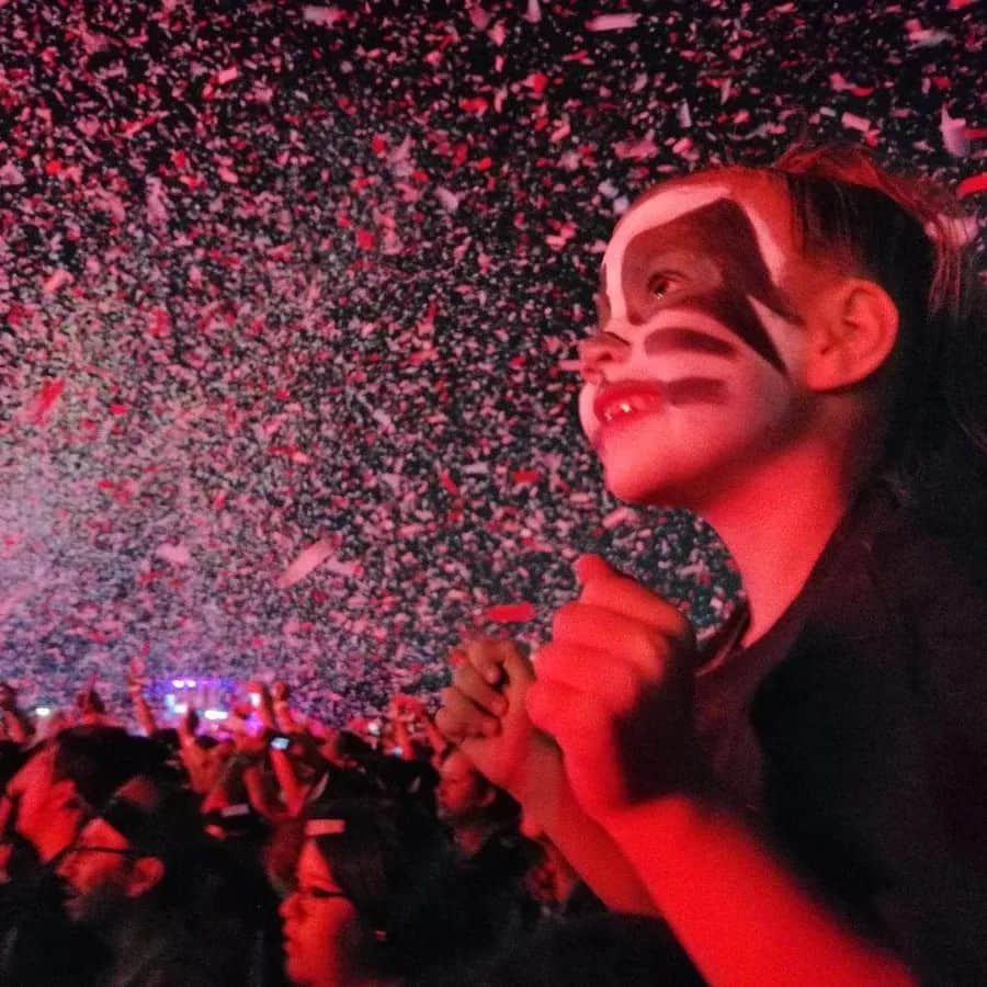 のインスタグラム：「#KISSKids rock the #EndOfTheRoadTour! YOU make us PROUD! We Are One!   Keep the photos coming! KISSONLINE.com/Letters」