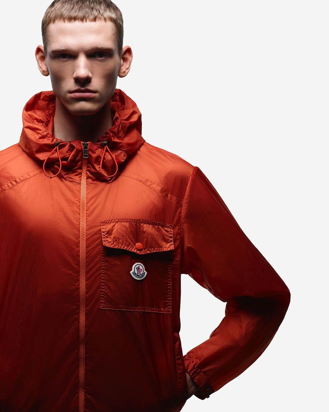 モンクレールのインスタグラム：「Outdoor DNA fine-tuned for summer in the city. Discover the latest from #MonclerCollection at moncler.com.  Photography: @thierrylegouesofficial  Styling: @imruh」