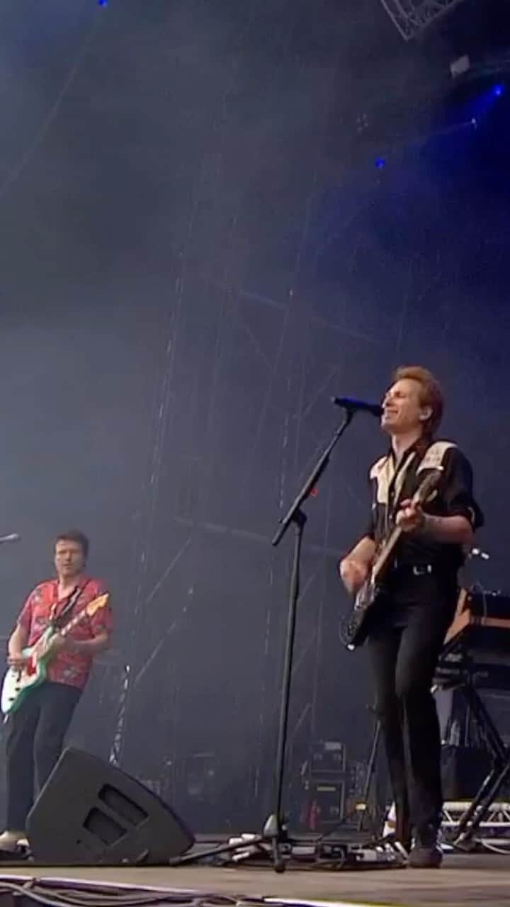 フランツ・フェルディナンドのインスタグラム：「Festival season is just around the corner, we are excited to get back out on the road and see you all.」
