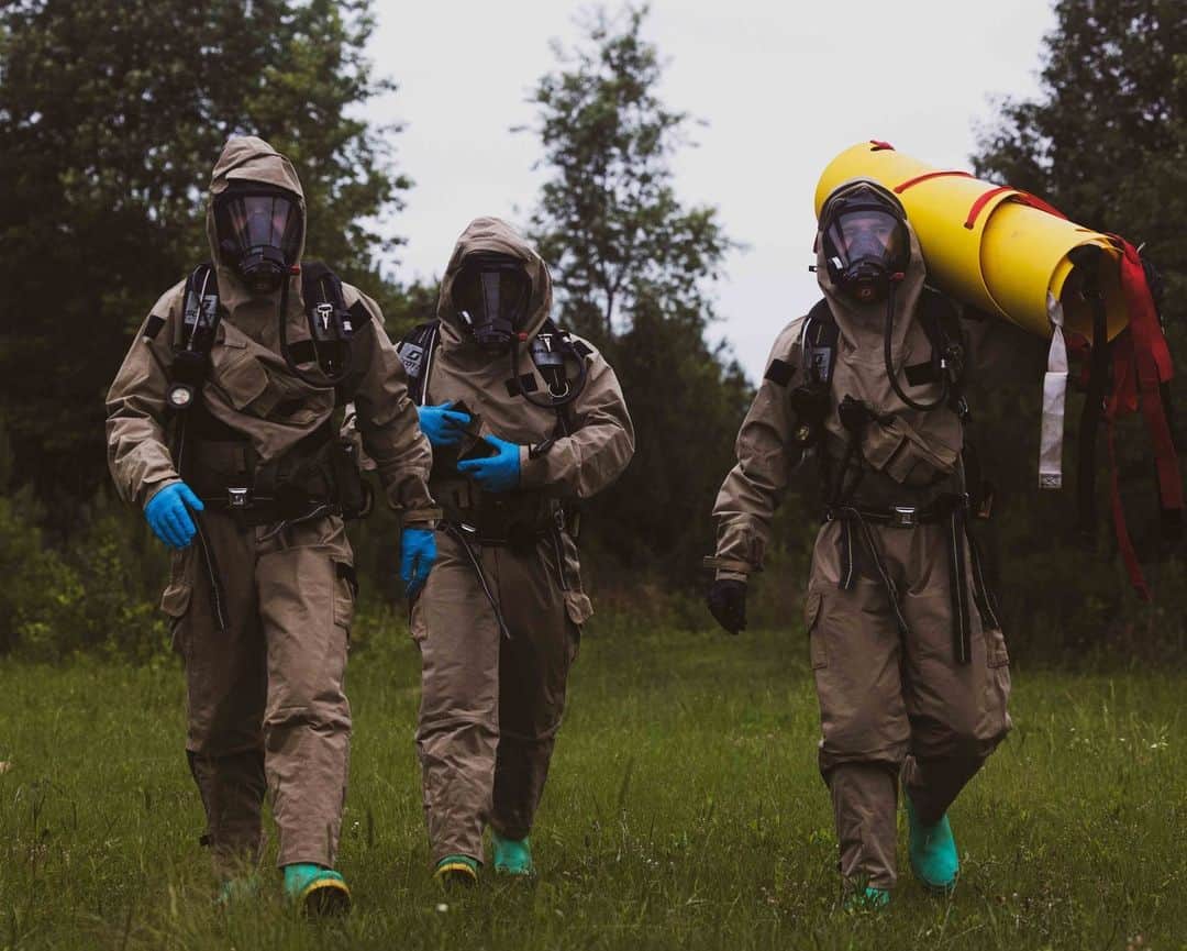 アメリカ海兵隊のインスタグラム：「☣️ ☣️ ☣️   📍 Perry, Georgia (May 19, 2023)   #Marines with the @26meu conduct a full mission profile event in a Chemical, Biological, Radiological, Nuclear (CBRN) hazard course.  During this course, the Marines conduct scenario based training, chemical sampling, radiation dose mapping, wide-area searches, and tactical casualty response and recovery drills.   📷 (U.S. Marine Corps photo by Cpl. Aziza Kamuhanda)  #USMC #CBRN #Military」