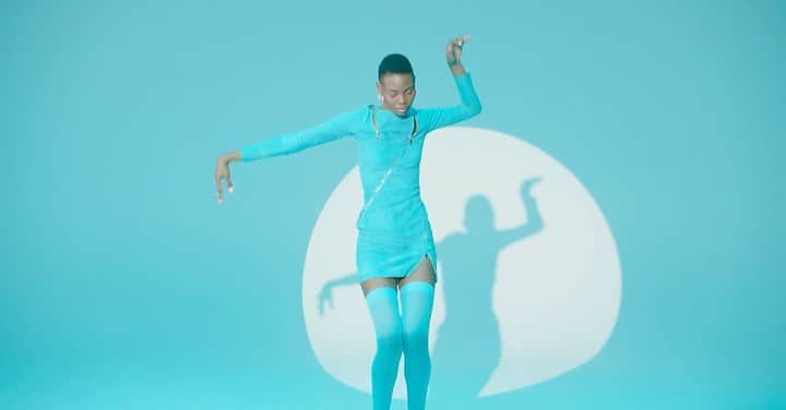 ジトロワのインスタグラム：「TIMELESSLY TURQUOISE | featuring our new collection’ ‘Zippy Dress’ available on Jitrois.com #Jitrois Thanks @djobibalou Sound @calistakazuko @scratchclart」