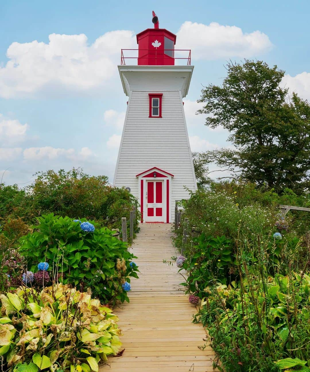 Rich McCorさんのインスタグラム写真 - (Rich McCorInstagram)「A few snaps from some of the most picturesque spots on an island brimming with picturesque spots:  1- Panmure Island. I took a few photos but then the couple holding hands appeared and the sun broke through which made it worth unpacking the camera & going again. 2- Oyster Barns, New London Wharf. 3- Outside Expeditions, North Rustico (I sort of expected Steve Zissou to walk out of the building because of the Wes Anderson vibes). 4- Seaport Lighthouse, Victoria.  @tourismpei #ExplorePEI」5月23日 0時29分 - paperboyo