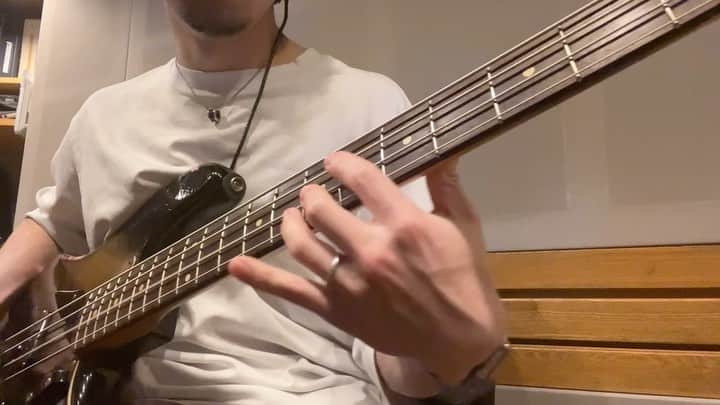 のインスタグラム：「新曲のターコイズ、チェックして頂けたでしょうか？ 今回主張しまくりの大暴れベースのレコーディング中の様子です。 まだ上手く弾けてないけど、このあといっぱい弾きました。笑」