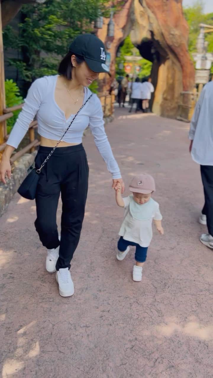 のインスタグラム：「歩けるようになって 最近は自分の好きな方に行く☺️ 手繋いで歩いてくれるの嬉しい🥹🥹🥹  #ディズニー #一歳 #誕生日 #男の子 #男の子ベビー」