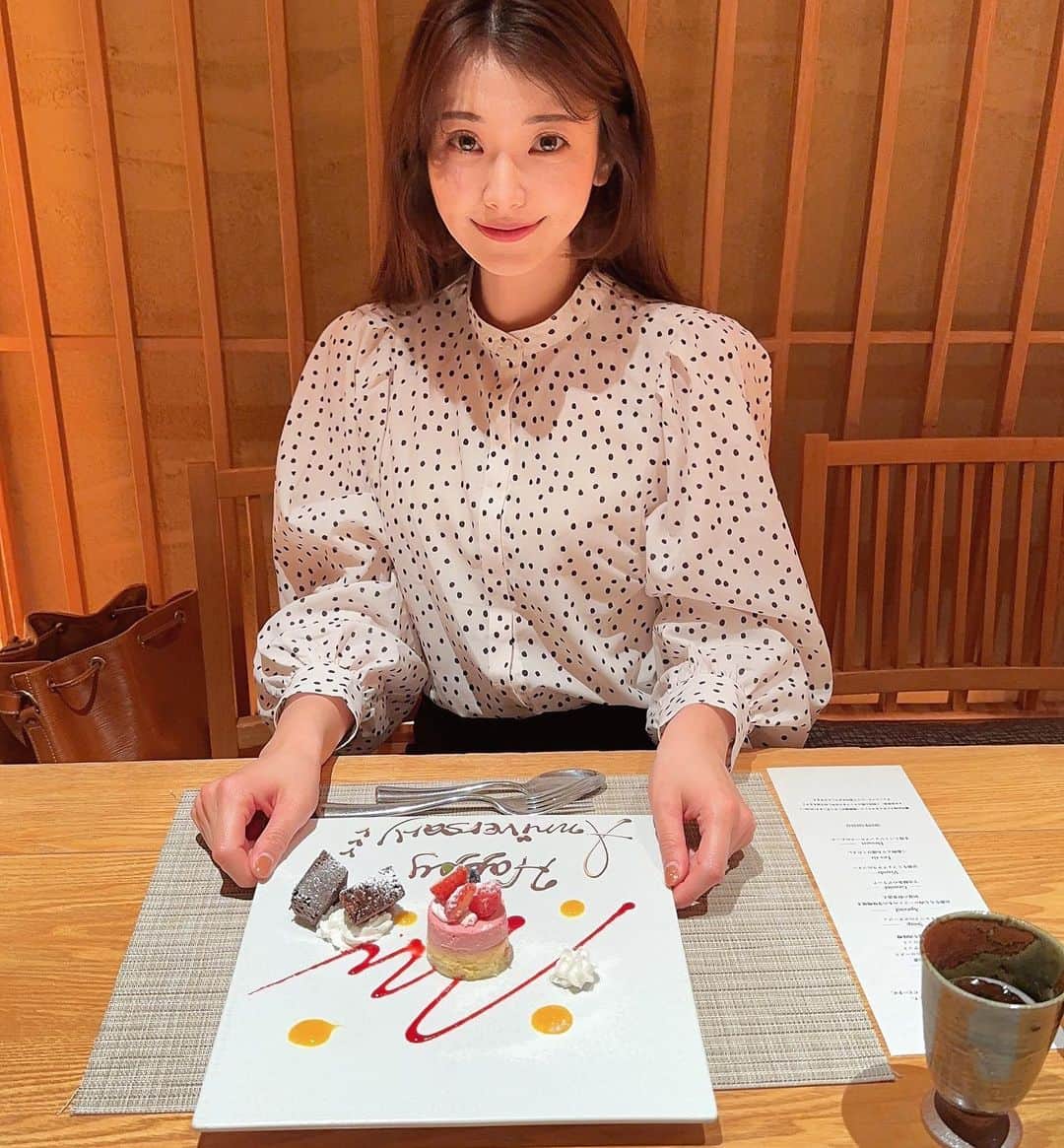 のインスタグラム：「『東京から移住してきました！』 と伝えると…  ◽️旦那さんの都合で？ ◽️結婚のため？ とかよく言われてたけど  『人生一度きりだから大好きな関西に住んでみたい！』 という自分の意思で移住しました🫶🏻  東京では婚期逃しまくってた私も、 移住してすぐ旦那さんと出会い、 1年以内に婚約、結婚しました💍  私より周りの方々のほうがびっくりしてたと思います🤣  人生何があるかわからない。 行動が全てなわけじゃないけど、 やってみたいこと、住んでみたいことがあるならそのタイミングでやってみるといいことあるかも♡  p.s.婚活女子は一回移住してみることをおすすめするよん🤭💓笑  旦那さんへ これからもよろしく〜👩🏻‍❤️‍👨🏻 優し、おもろい旦那さんで居てや〜っ🍉🫶🏻 本当にいつもありがとうね〜っっ♡  #結婚1周年 #結婚1年 #結婚記念日#京都ディナー #京都グルメ  #移住 #移住生活 #移住女子 #婚活女子 #婚活中」