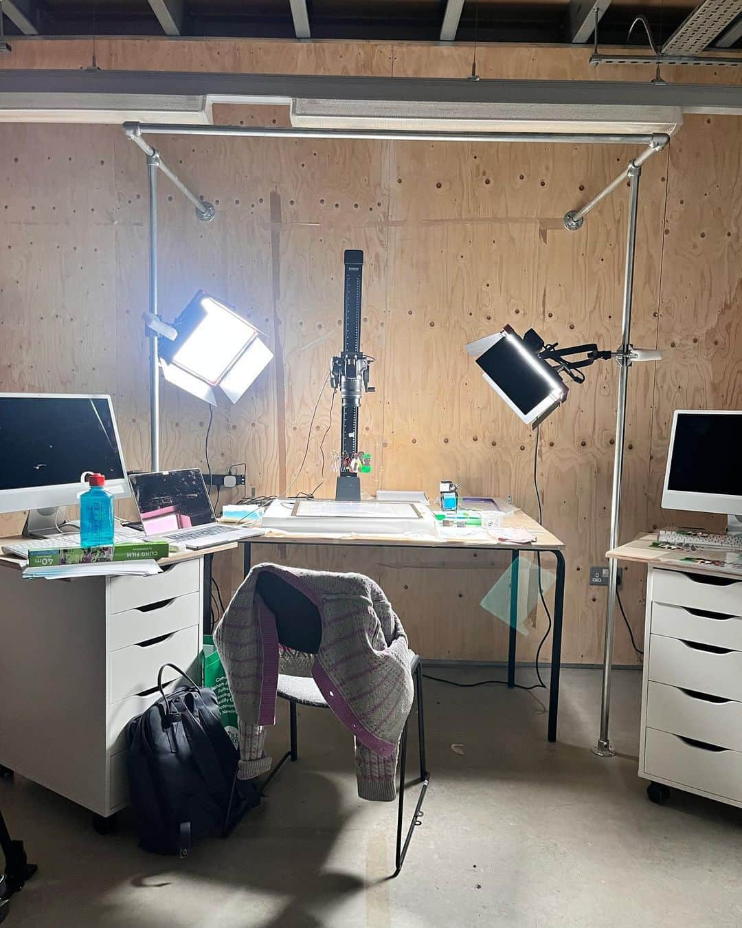 渡邉香織さんのインスタグラム写真 - (渡邉香織Instagram)「The studio with no window… 時間が溶けるワ。」5月23日 0時32分 - foxco_kaori