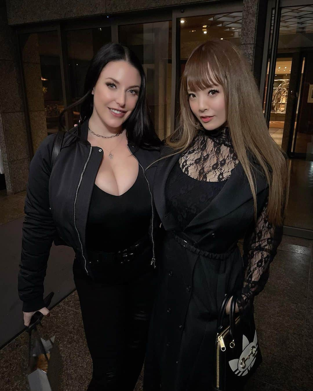 Hitomi（田中瞳）のインスタグラム：「Dinner with @theangelawhite ❤️🤤  I really appreciate inviting me to dinner🥰  She is so sweet,gorgeous and sexy😍 I love her so much🥰Thank you so much Angela!!!! I hope to see u soon!!」