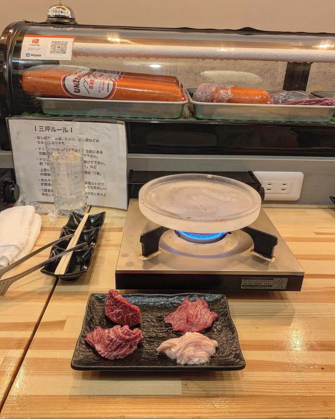 竹村美緒さんのインスタグラム写真 - (竹村美緒Instagram)「. . . 三坪 @santsubo3 📍京橋  水晶板で焼く珍しいお店を発見したので、一人焼肉デビュー。  水晶板で焼くお肉は、ゆっくりとお肉に熱が入るので水分を逃さずしっとりとした柔らかく美味しい状態で味わえるそうです。  お肉は老舗精肉店より毎日仕入れていらっしゃって、お肉は1枚から注文が可能で色んな部位をちょっとずつ頂けるスタイル。  〆は京丹波産「金鶏の赤彩卵」を使ったは卵かけごはん🍚  半分は普通に食べて、 もう半分はお肉の旨味が残る水晶板でチャーハンで味わいました。  お店の方もとっても気さくで、 人情味あふれる街の雰囲気も感じられました☺️🌱  #京橋グルメ #立ち飲み #焼肉 #大阪焼肉#三坪 #京橋 #大阪グルメ #大阪焼肉」5月23日 0時48分 - takemuramio