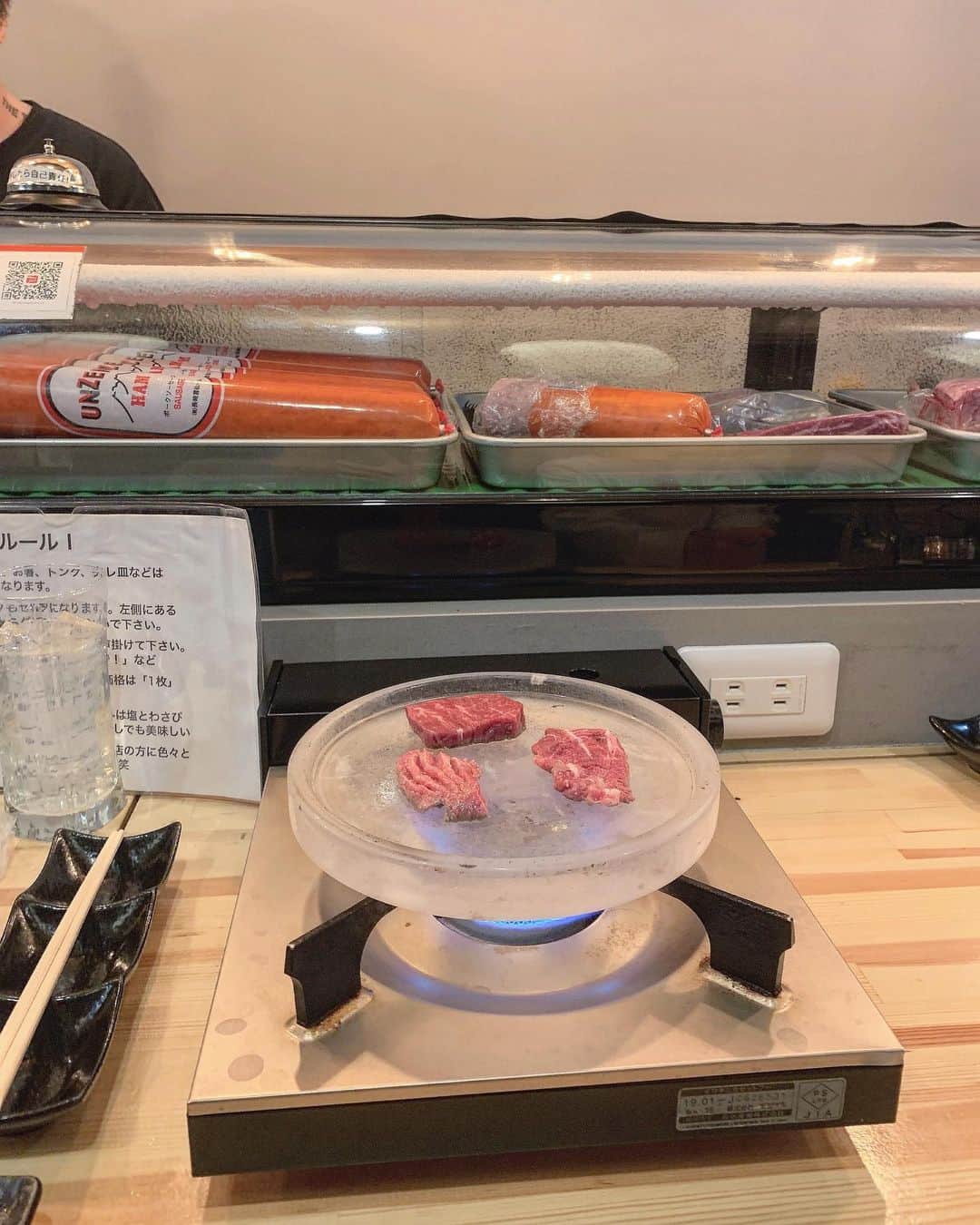 竹村美緒さんのインスタグラム写真 - (竹村美緒Instagram)「. . . 三坪 @santsubo3 📍京橋  水晶板で焼く珍しいお店を発見したので、一人焼肉デビュー。  水晶板で焼くお肉は、ゆっくりとお肉に熱が入るので水分を逃さずしっとりとした柔らかく美味しい状態で味わえるそうです。  お肉は老舗精肉店より毎日仕入れていらっしゃって、お肉は1枚から注文が可能で色んな部位をちょっとずつ頂けるスタイル。  〆は京丹波産「金鶏の赤彩卵」を使ったは卵かけごはん🍚  半分は普通に食べて、 もう半分はお肉の旨味が残る水晶板でチャーハンで味わいました。  お店の方もとっても気さくで、 人情味あふれる街の雰囲気も感じられました☺️🌱  #京橋グルメ #立ち飲み #焼肉 #大阪焼肉#三坪 #京橋 #大阪グルメ #大阪焼肉」5月23日 0時48分 - takemuramio
