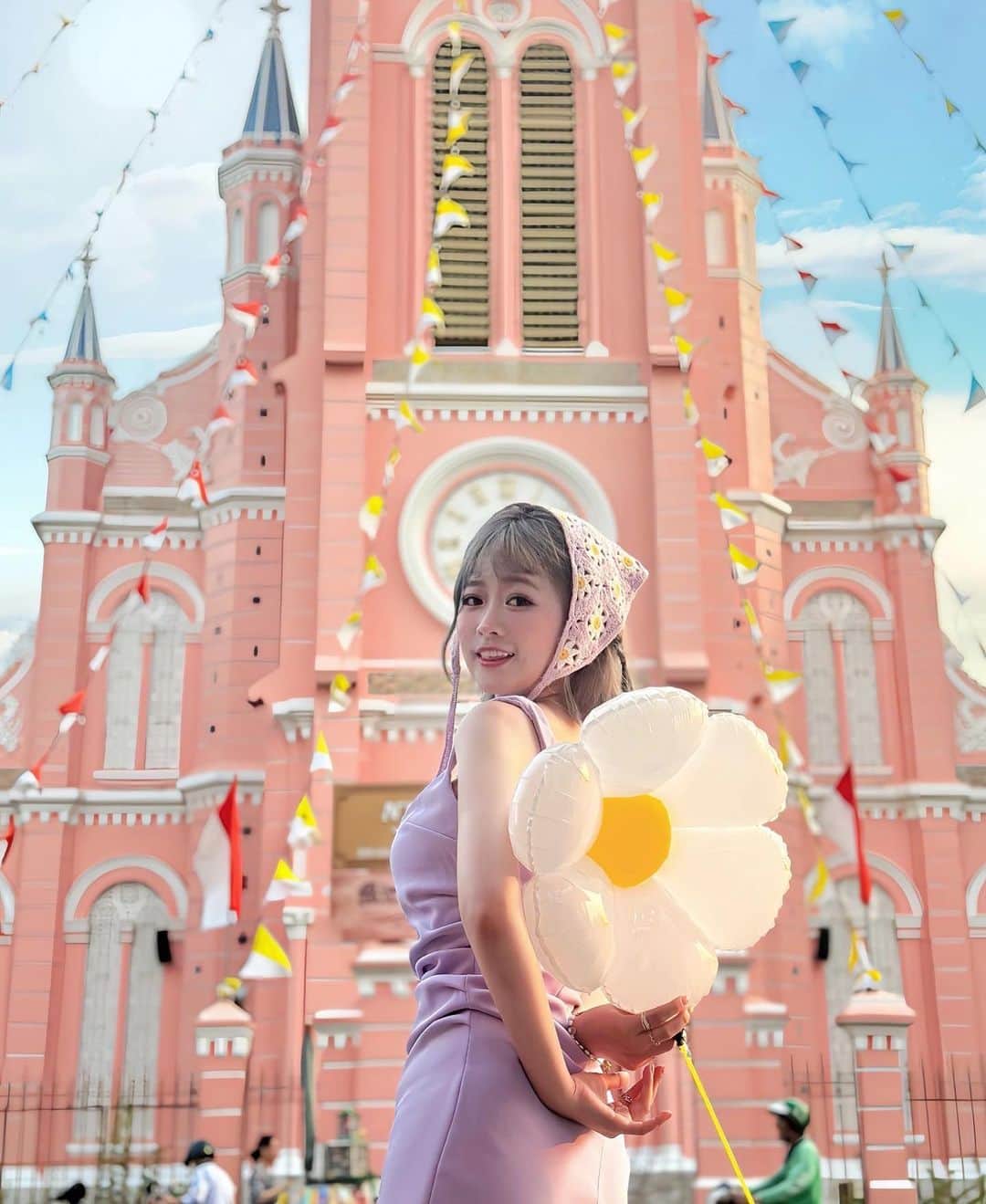 徐薇涵（Wei Han Xu）のインスタグラム：「🇻🇳新錠教堂💒（粉紅教堂） Nhà Thö Tân dįnh  少女心會噴發的地方 推薦下午去拍光線比較柔和 我三點左右到但裡面不能進去 Google營業時間是 週一至週六 8：00-中午 14：00-17：00 或可以到對面的Công cà phê 咖啡廳☕️3F取景（圖6） 飲料也很好喝😋  #vietnamtravel #海豚游到越南 #胡志明美術館 #vietnam #🇻🇳」
