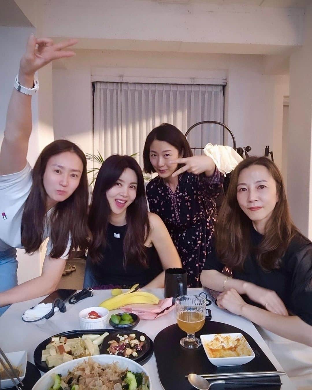 のインスタグラム：「- 맥주한모금 마실순 없었지만! 아주 짧았지만  매우 좋았던.  #나의27년지기들 #한국자주와줘요 #솔미네기름떡볶이  #ssolbar」