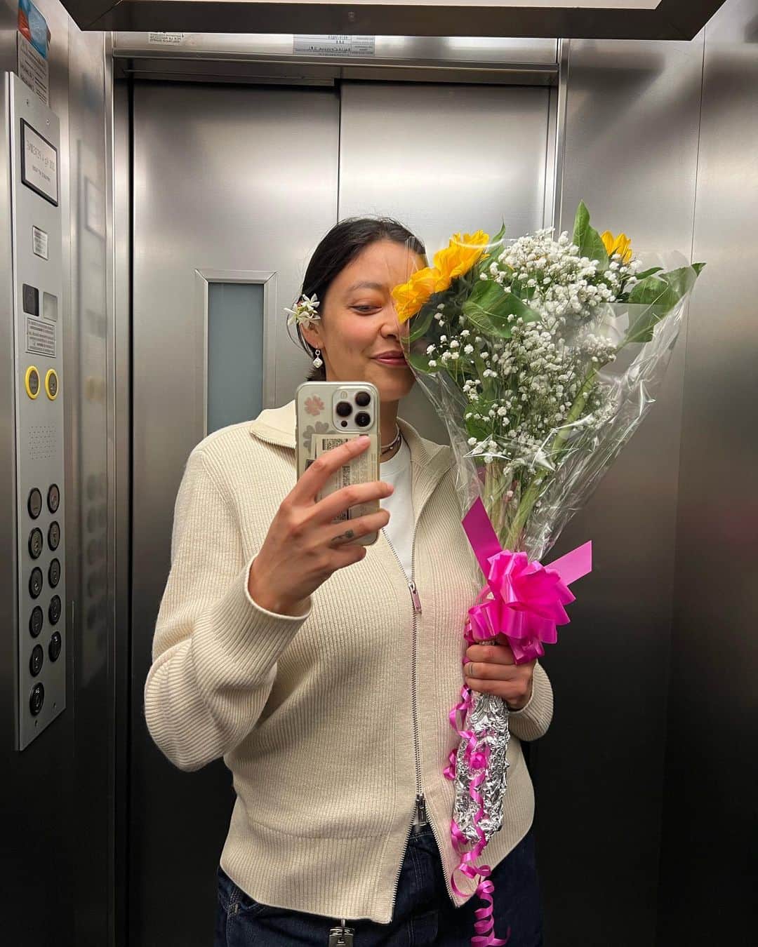 ナオミ・シマダのインスタグラム：「To grieve is above all to acknowledge loss, to understand that there is a natural end to endless gain” - alice walker   These days I am crying every day, overwhelmed with grief, sadness and despair. I am looking at the world with my eyes wide open and letting myself open up to feel the reality that we cannot undo the harm that has been done and continue to do with no signs of stopping. We are in the dawn of a new era and I am quietly training, studying, contemplating, trying to understand how I can use this supposed influence I have for good. I can hear my soul telling me to prepare so I can be of service in meaningful ways of genuine contribution for this looming difficult future. All suffering is a relational problem, how we relate to each other and the earth is what got us here in the first place. my teacher Margaret Wheatley always asks us to sit with this quote “ethics is how we behave when we decide we belong together”. Humans are the only living beings on earth who don’t want to remember we are undeniably interconnected. Not even COVID could make us learn what all other beings accept as natural. What will it take to remember we belong together? I’m not sure what my path will end up looking like but I know I want to choose presence and loving action instead of distraction and withdrawal. It can often feel lonely when not everyone  around me is traversing this same path. But for now, before I can shift it into something new, I am grieving our many losses and just letting those tears flow. I don’t want to pretend that things are ‘normal’ when they are anything but. I want to be able to sit with reality and embrace what this means for us wholeheartedly with others who are willing to do the same. I am asking myself: what is my practice of future being? how do I become capable of this future? and what happens when we stay with the trouble?  So every sweet moment, flower (or surprise pink ribbon addition from the local flower vendor!) and surprise that the universe gifts me means more than ever, they are keeping me going, reminding me that I am here and I am alive ~ 💓」