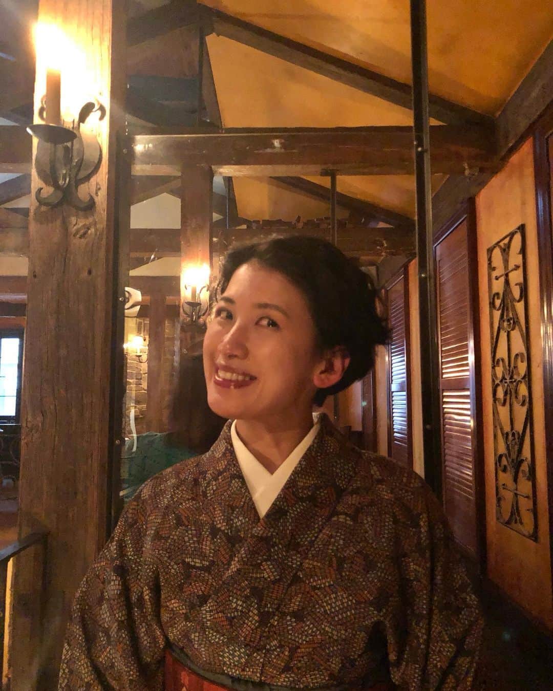 岡田育さんのインスタグラム写真 - (岡田育Instagram)「👘🍷🍦🍷👘 My kimonos are almost all secondhand thrifted and I don’t know much about where they came from. The seller said these were from Kyoto but it looks #scandinavianstyle or #tyroleanstyle to me lol. Obidome (a brooch at my belly) was made of #czechglassbeads ! @altanyc @amorinonewyork  . 日本はどんどん蒸し暑くなってるようですがNYはまだ10度台なので袷着る。何の柄か全然わからんので便宜上 #北欧風 と呼ぶ小紋。売り手は京友禅染と謳ってたが本当かね。同じく漠然と #チロリアンテープ 風の帯、極妻を観すぎた反動で二十歳のような襟合わせ、 #チェコガラス の帯留。毎度自撮りばかりで恐縮ですが、暗がりで夫のオットー氏（仮名）に撮影させるとこうなります。 .  #👘🔰 #着物修行中 #着物好き #着物コーディネート #着物でお出かけ #古着物 #着物散策 #小紋コーデ  #kimonoasdress #kimonostyle #kimonofashion #recyclekimono  #kimonolook #kimonolovers #casualkimono」5月23日 0時45分 - okadaic