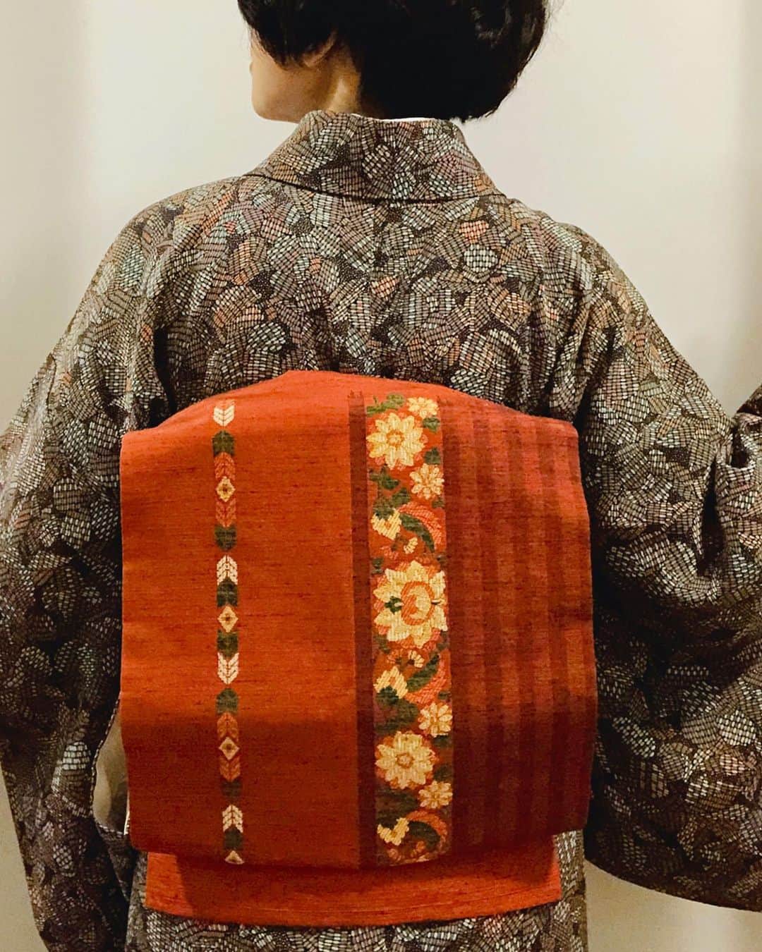 岡田育さんのインスタグラム写真 - (岡田育Instagram)「👘🍷🍦🍷👘 My kimonos are almost all secondhand thrifted and I don’t know much about where they came from. The seller said these were from Kyoto but it looks #scandinavianstyle or #tyroleanstyle to me lol. Obidome (a brooch at my belly) was made of #czechglassbeads ! @altanyc @amorinonewyork  . 日本はどんどん蒸し暑くなってるようですがNYはまだ10度台なので袷着る。何の柄か全然わからんので便宜上 #北欧風 と呼ぶ小紋。売り手は京友禅染と謳ってたが本当かね。同じく漠然と #チロリアンテープ 風の帯、極妻を観すぎた反動で二十歳のような襟合わせ、 #チェコガラス の帯留。毎度自撮りばかりで恐縮ですが、暗がりで夫のオットー氏（仮名）に撮影させるとこうなります。 .  #👘🔰 #着物修行中 #着物好き #着物コーディネート #着物でお出かけ #古着物 #着物散策 #小紋コーデ  #kimonoasdress #kimonostyle #kimonofashion #recyclekimono  #kimonolook #kimonolovers #casualkimono」5月23日 0時45分 - okadaic
